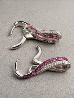 Estate 18-karätige Weißgold-Ohrringe mit Rubin und Diamanten im Twist-Design, in Form eines unendlichen Tropfens