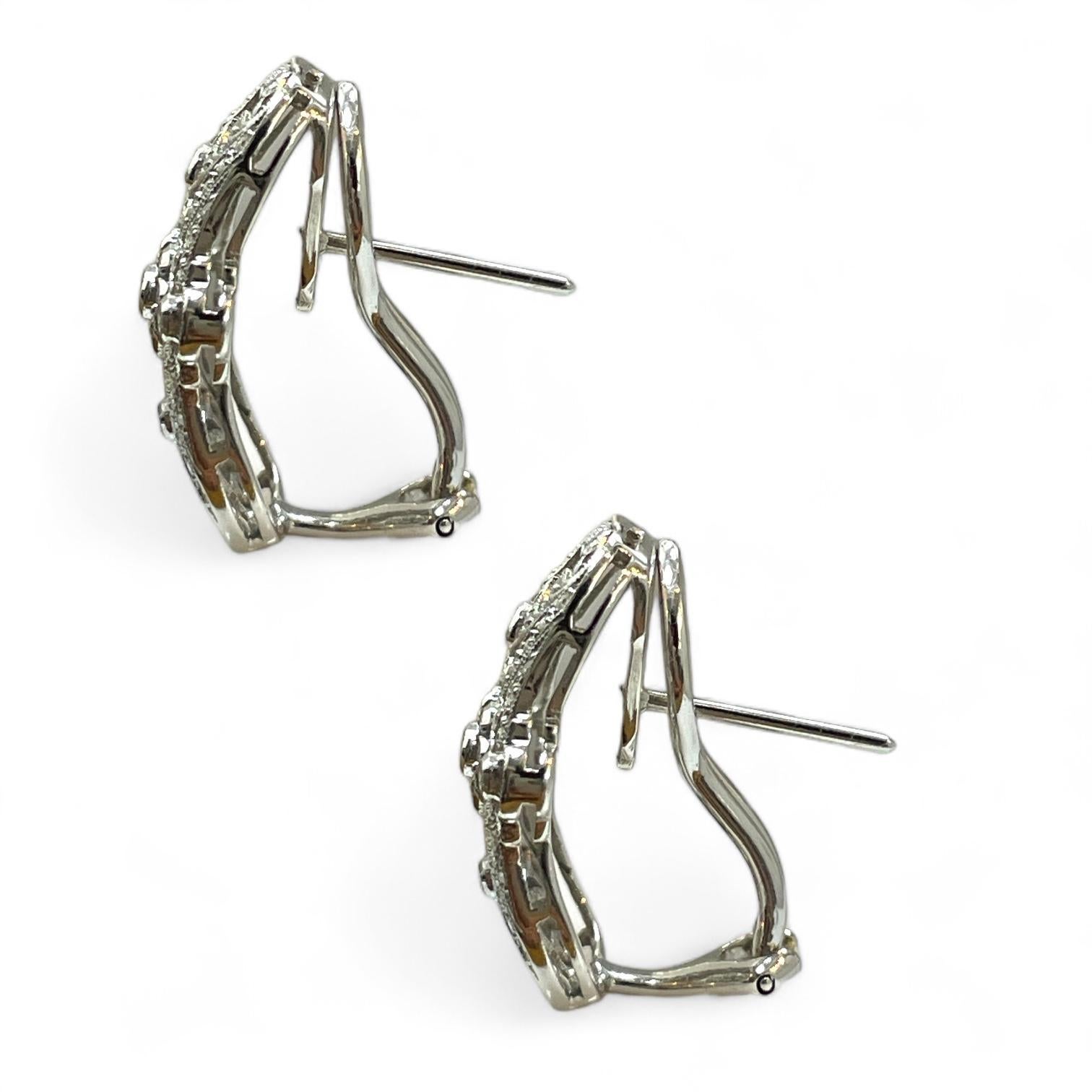 Taille ronde Boucles d'oreilles en or blanc 18 carats à volutes avec détails milgrain en vente