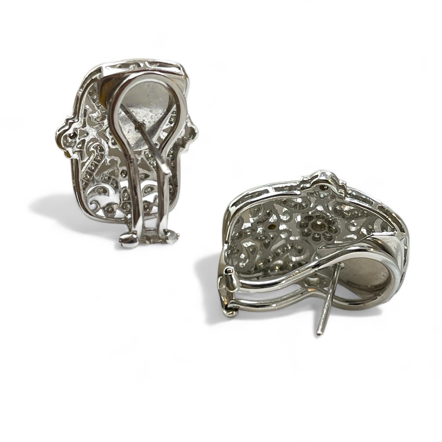 Boucles d'oreilles en or blanc 18 carats à volutes avec détails milgrain Excellent état - En vente à New York, NY
