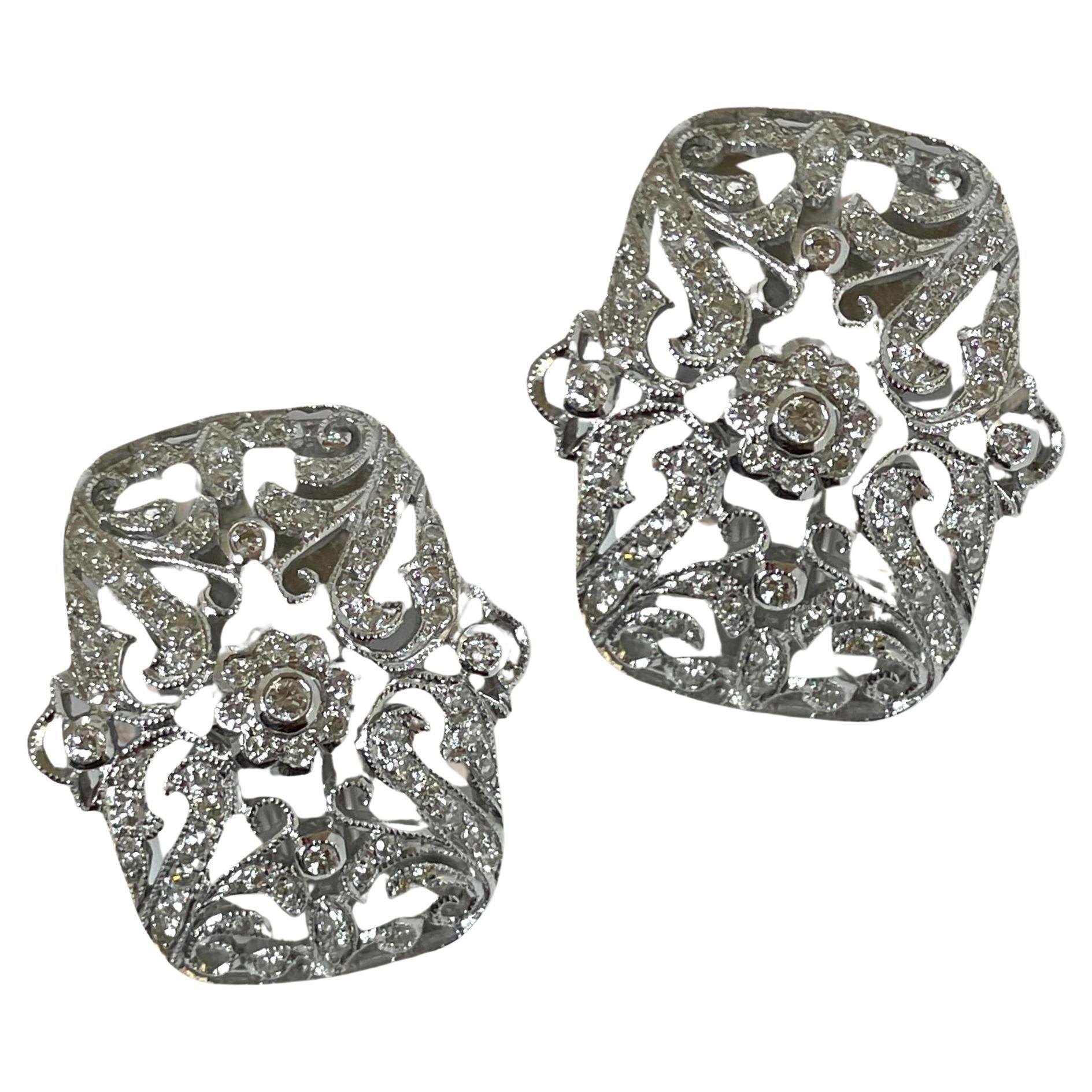 Boucles d'oreilles en or blanc 18 carats à volutes avec détails milgrain en vente