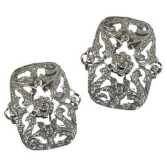 Nachlass-Ohrringe aus 18 Karat Weißgold mit Diamantschnörkeln und Milgrain-Details