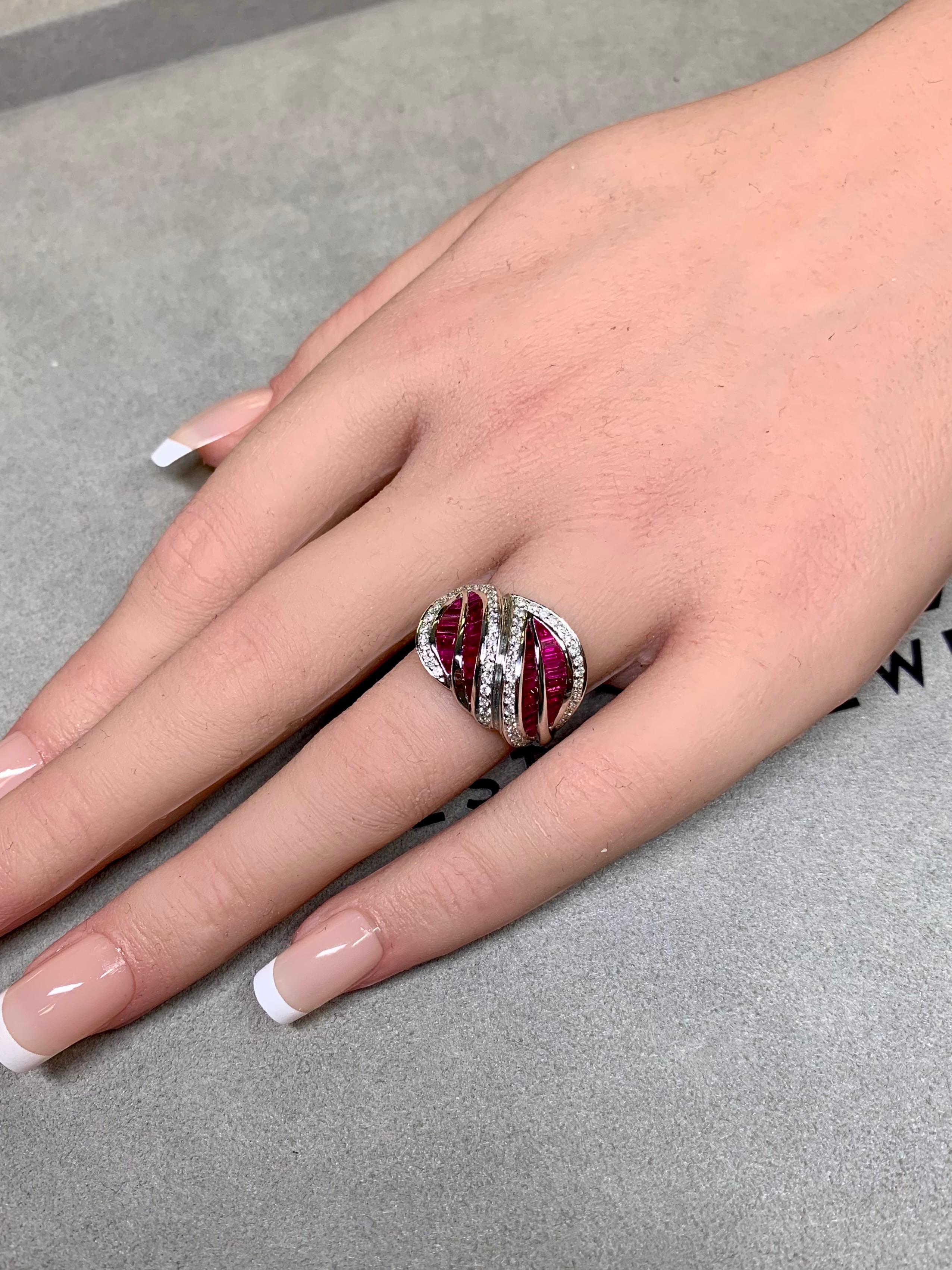 Estate 18K Weißgold Vivid Ruby Diamond Leaf Bypass Cocktail Ring im Angebot 4