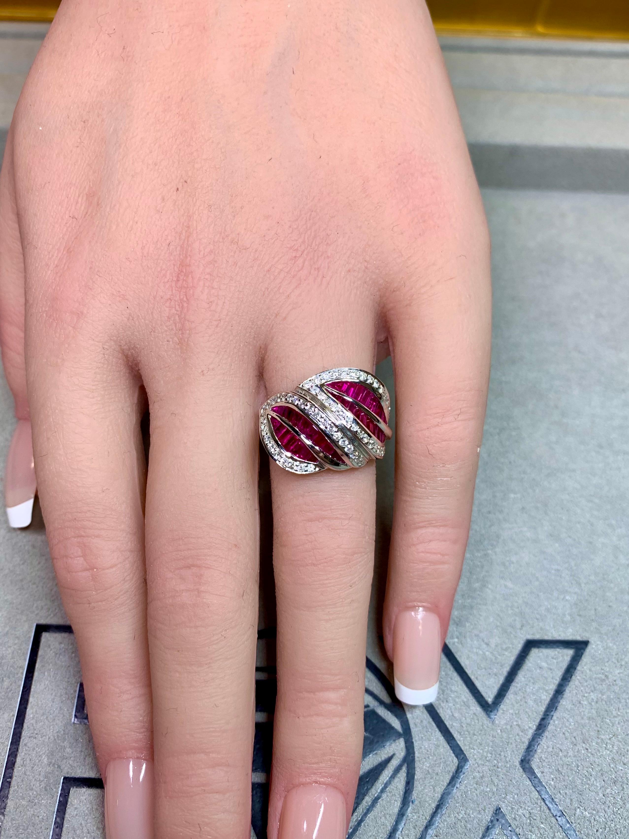 Estate 18K Weißgold Vivid Ruby Diamond Leaf Bypass Cocktail Ring im Angebot 6