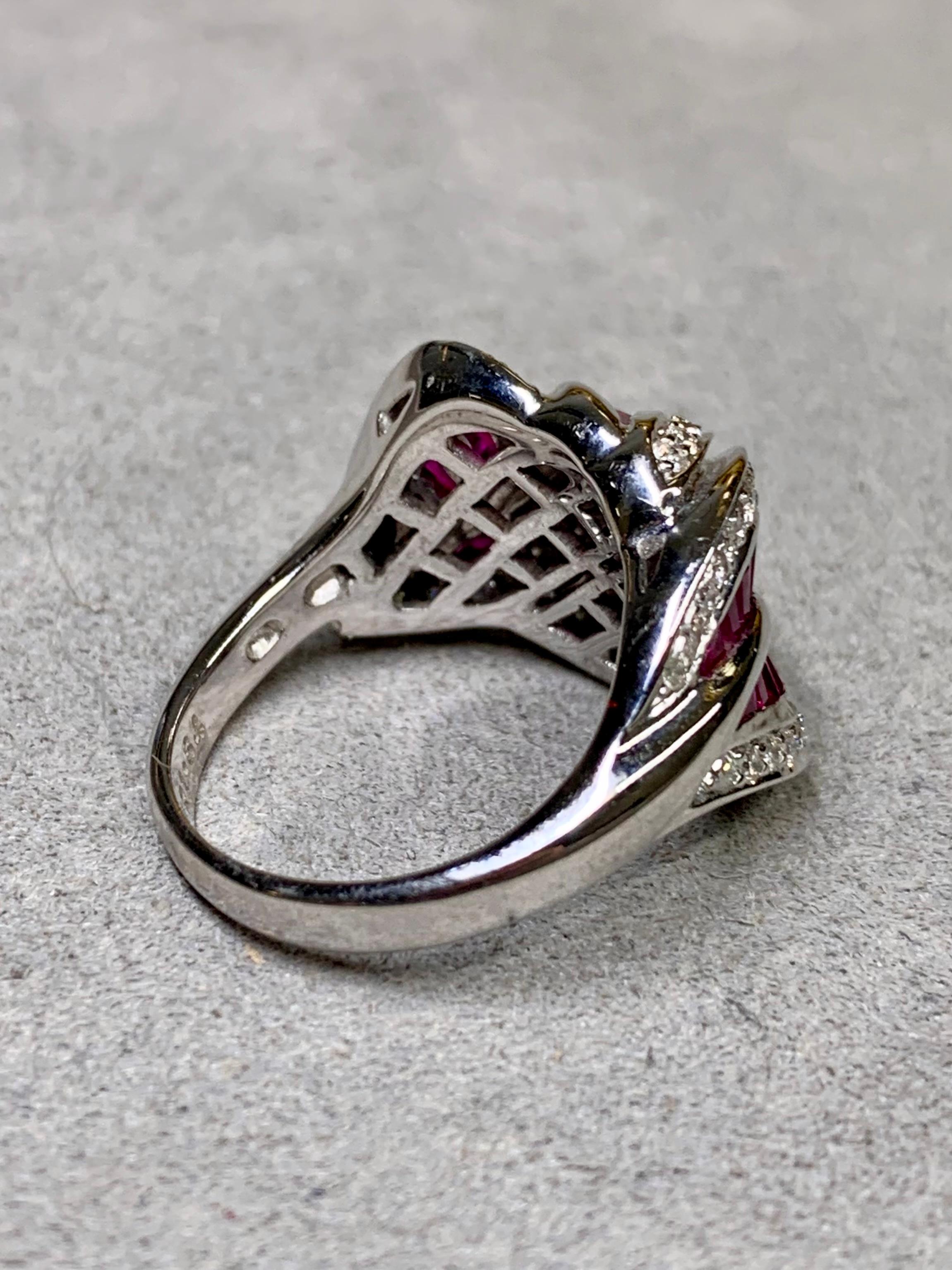 Estate 18K Weißgold Vivid Ruby Diamond Leaf Bypass Cocktail Ring (Zeitgenössisch) im Angebot