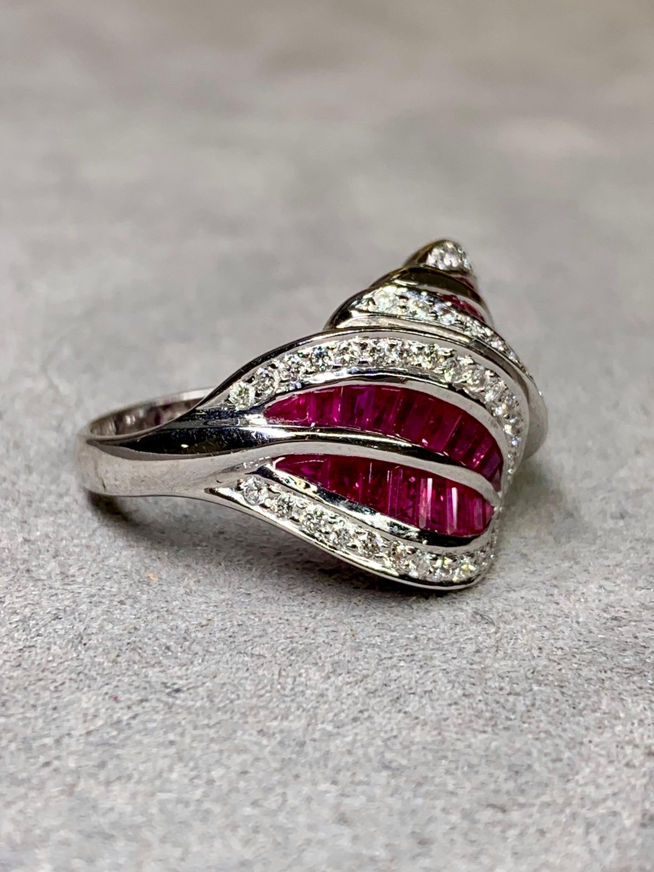 Estate 18K Weißgold Vivid Ruby Diamond Leaf Bypass Cocktail Ring (Baguetteschliff) im Angebot