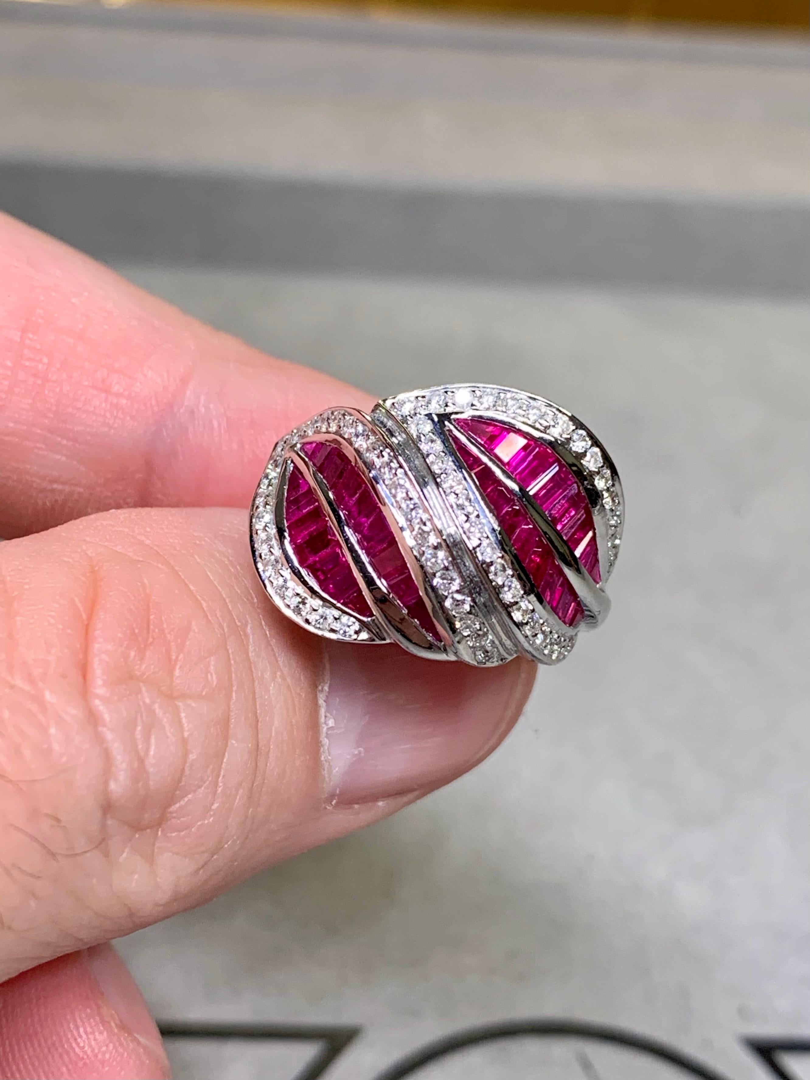 Estate 18K Weißgold Vivid Ruby Diamond Leaf Bypass Cocktail Ring für Damen oder Herren im Angebot