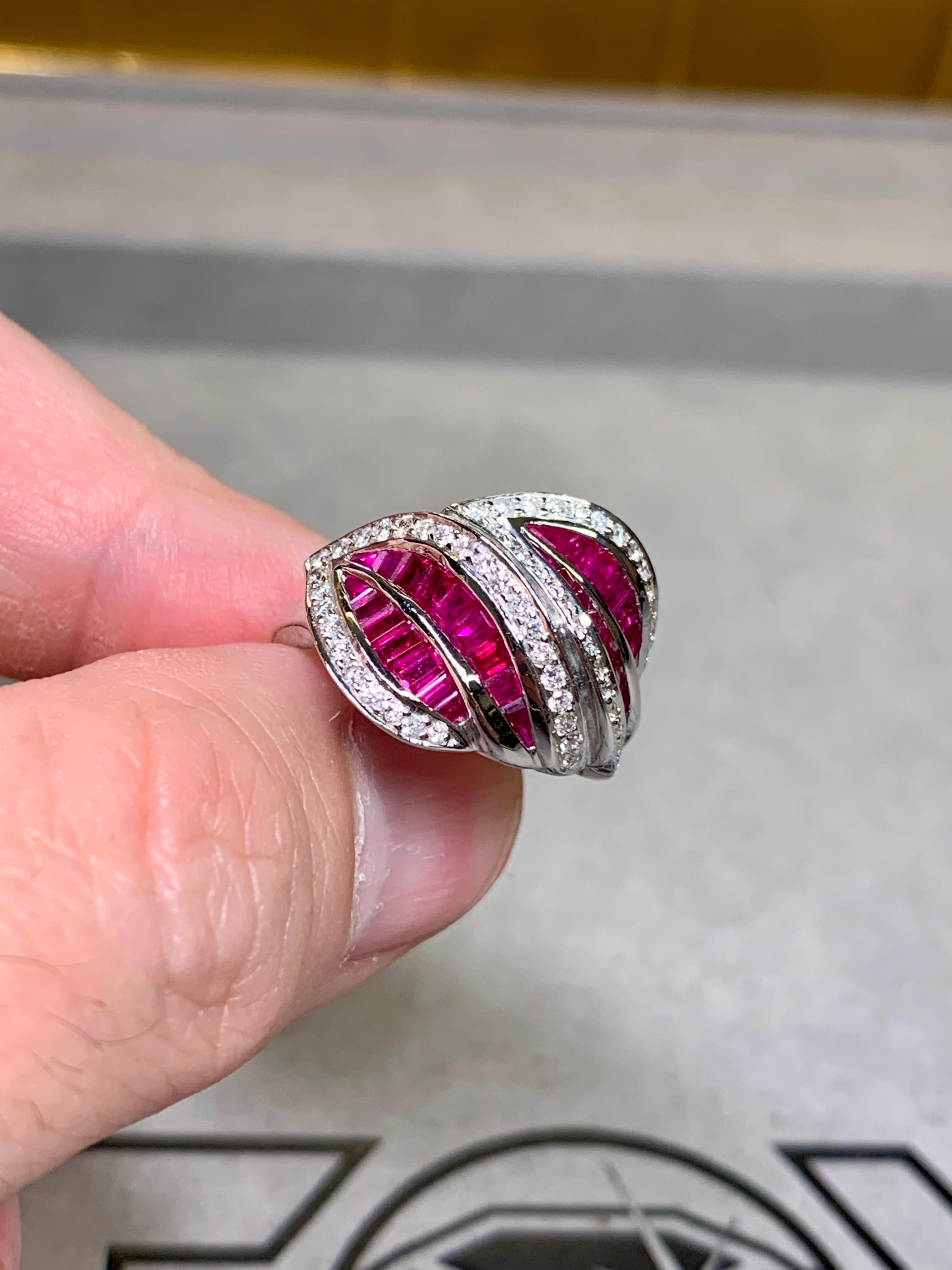 Estate 18K Weißgold Vivid Ruby Diamond Leaf Bypass Cocktail Ring im Angebot 1