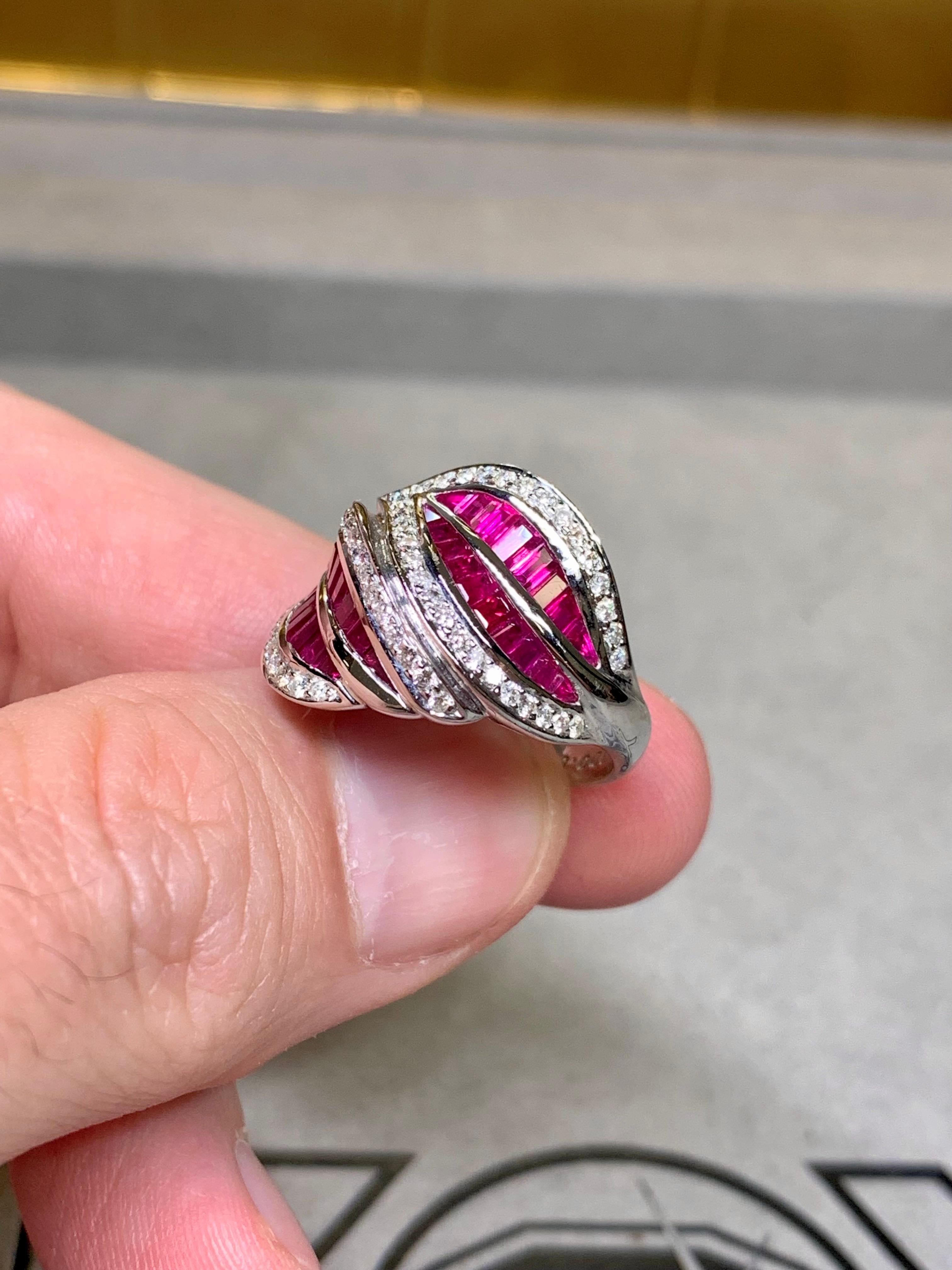 Estate 18K Weißgold Vivid Ruby Diamond Leaf Bypass Cocktail Ring im Angebot 2