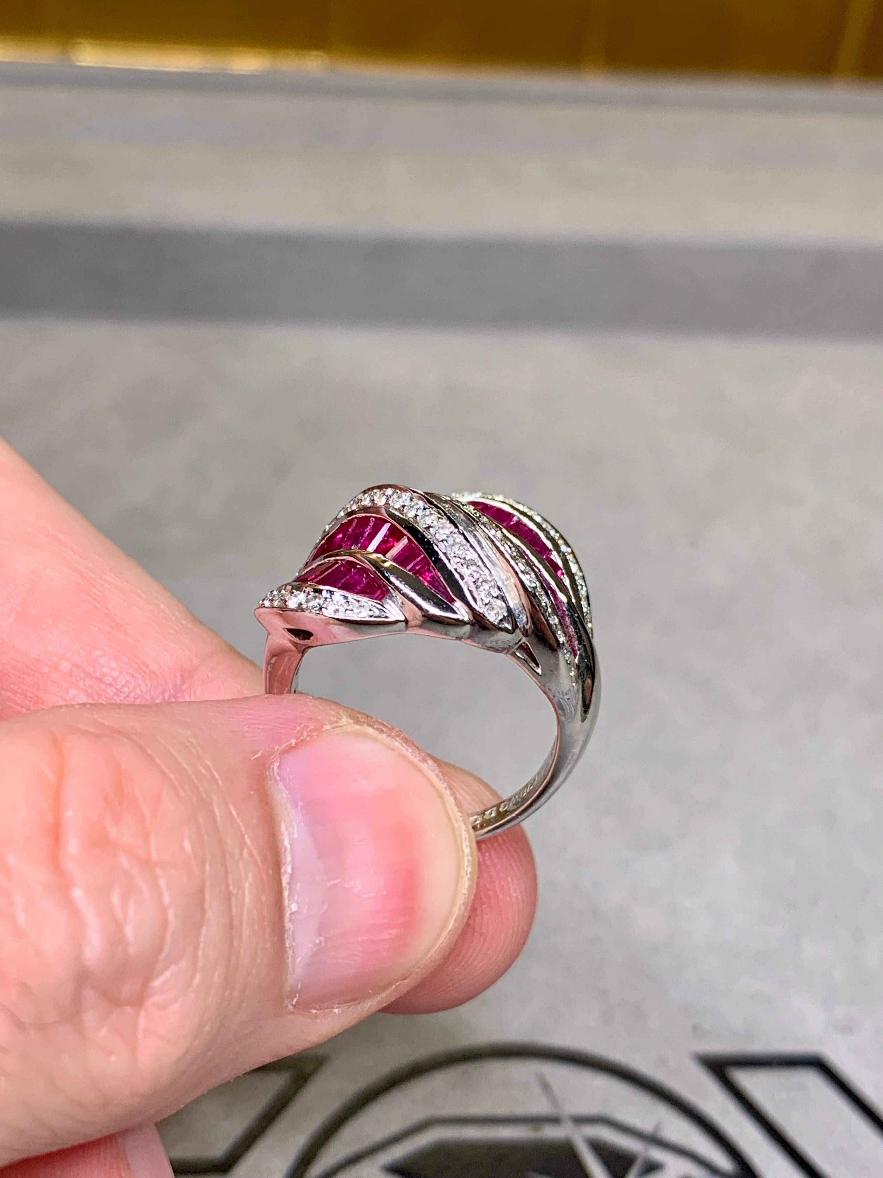 Estate 18K Weißgold Vivid Ruby Diamond Leaf Bypass Cocktail Ring im Angebot 3