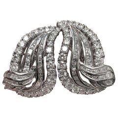 Nachlass 18k Weiß Paisleyblatt Baguette Runde Diamant Omega-Ohrringe 9ctw G Vs