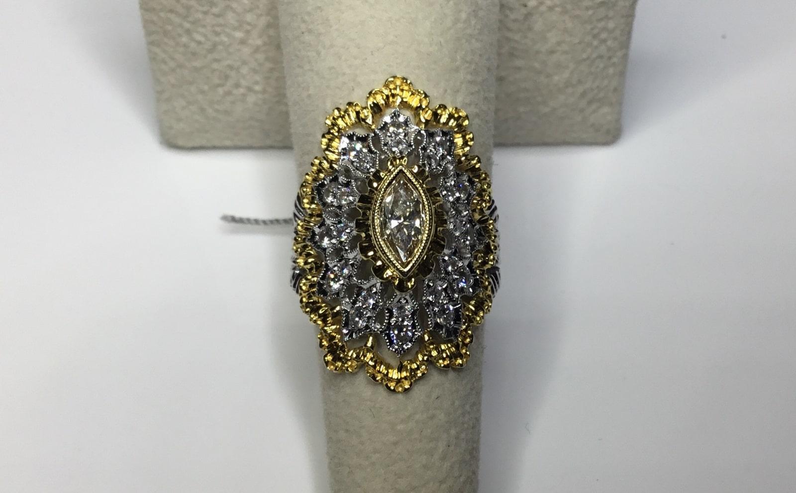 Estate 18 Karat White and Yellow Gold 1.5 Carat Diamond Ring 7.5 Grams In Excellent Condition For Sale In Houston, TX
