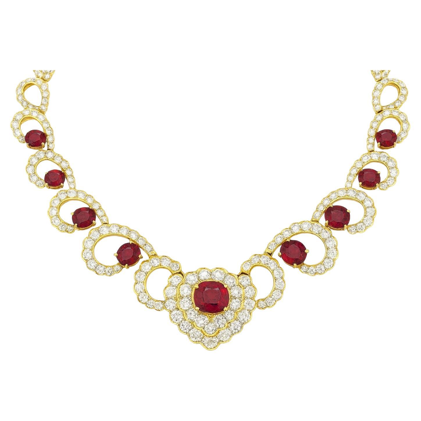 Collana a girocollo in oro bianco e giallo 18 carati con diamanti e rubini

Questa magnifica collana girocollo di proprietà è una vera e propria dichiarazione di eleganza e raffinatezza. Realizzato con maestria in oro bianco e giallo 18 carati, il