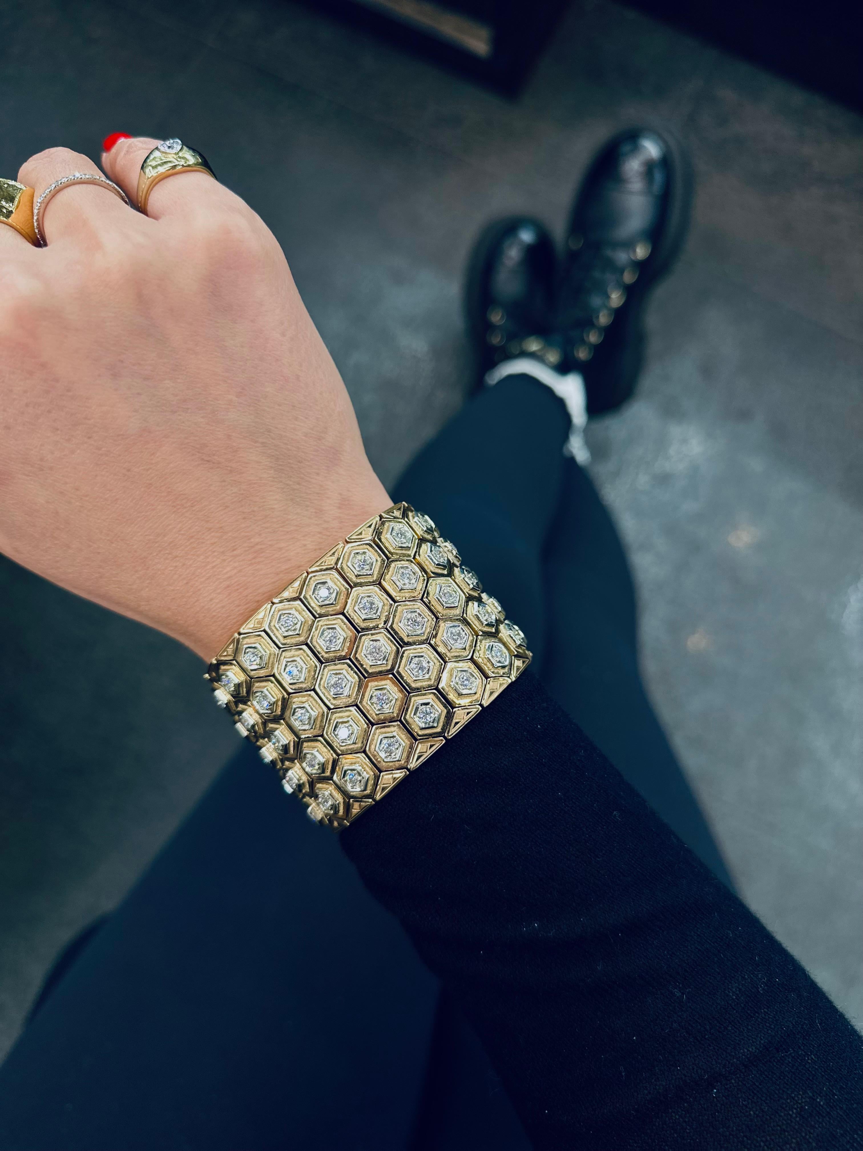 Estate 18K Yellow Gold 12.00cttw Diamond Honeycomb Carpet Bracelet In Excellent Condition For Sale In New York, NY