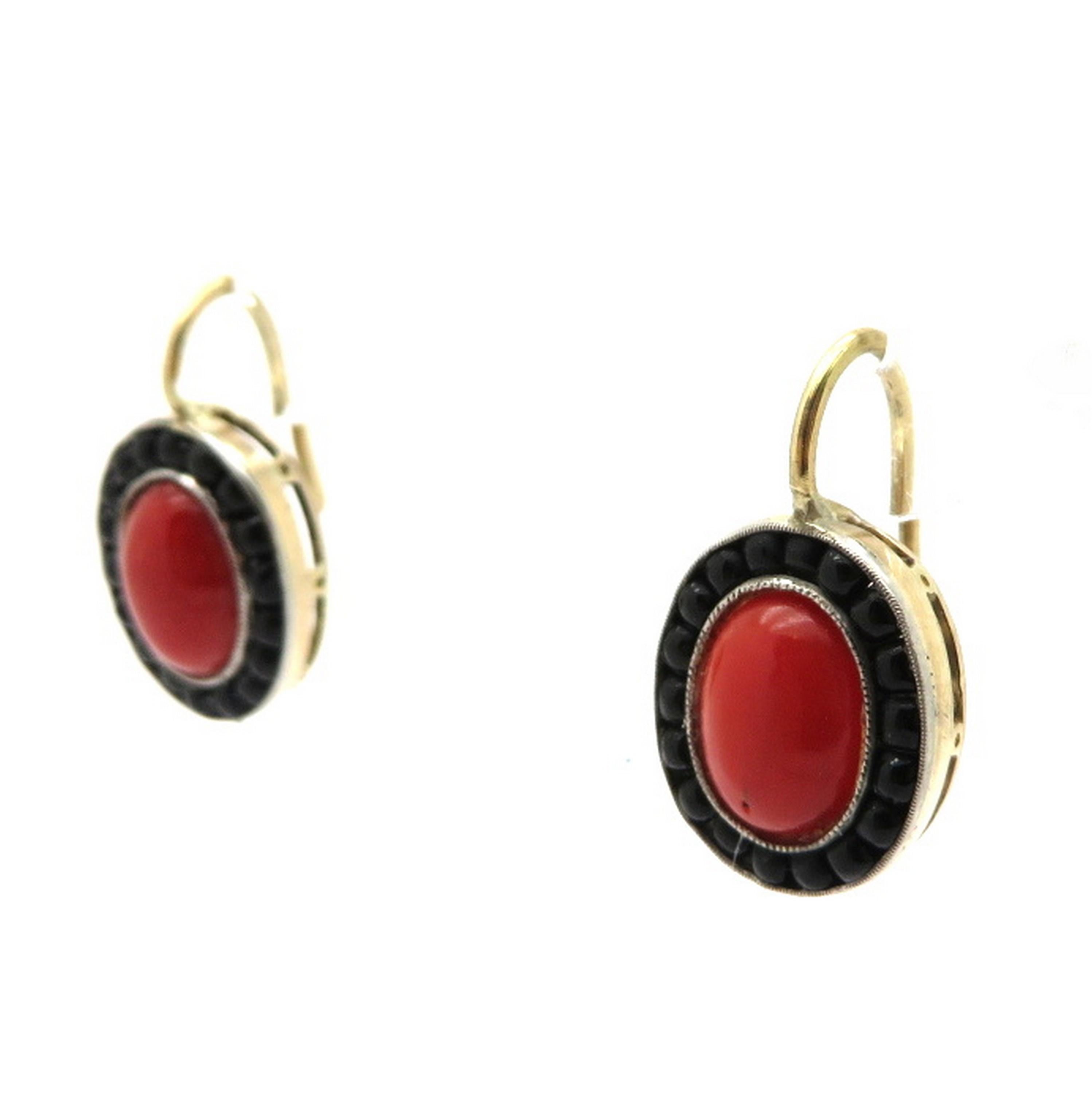 Oval Cut Estate 18 Karat Yellow Gold 1950s Coral and Onyx Dangle Earrings For Sale