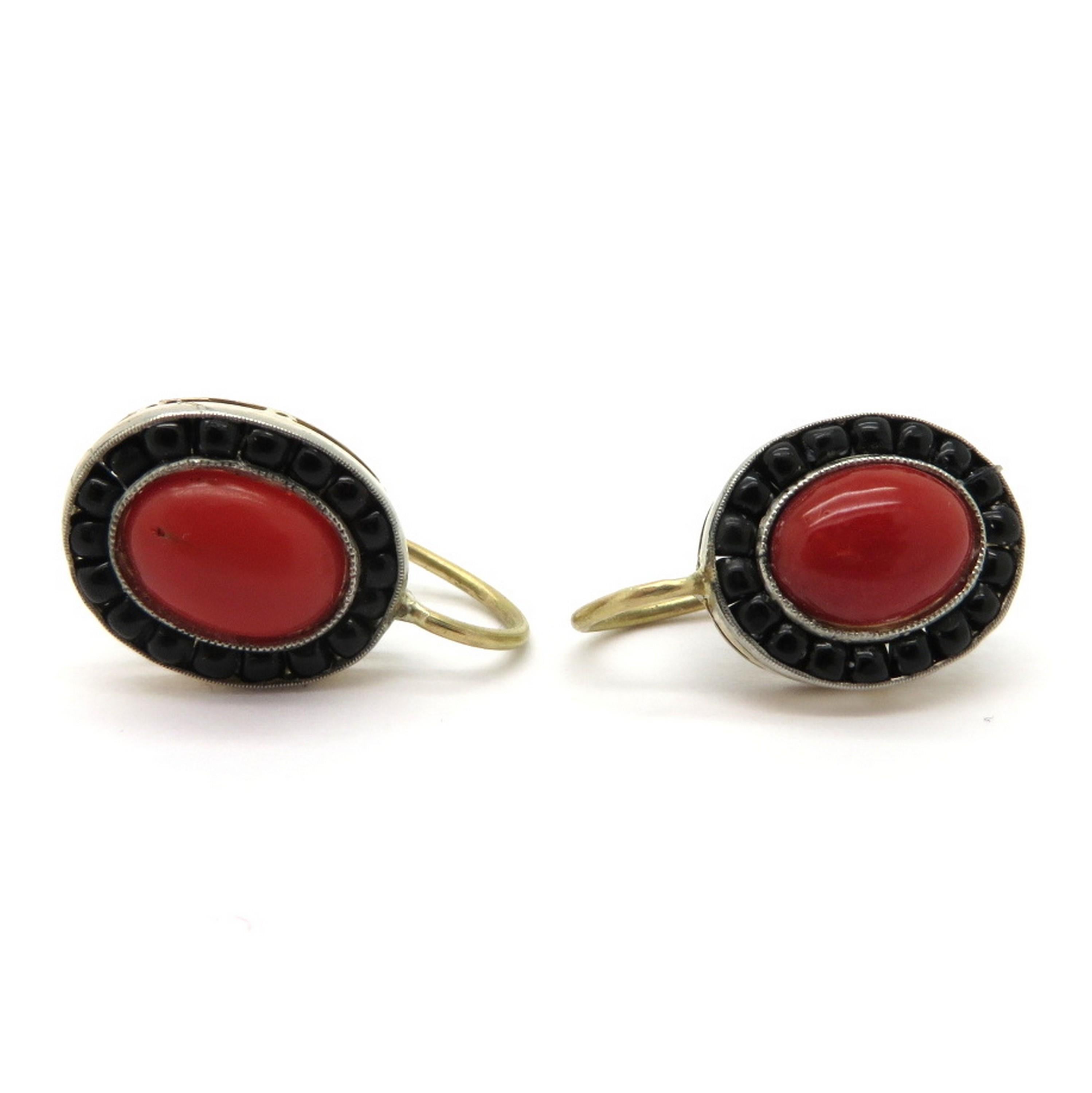 Estate 18 Karat Yellow Gold 1950s Coral and Onyx Dangle Earrings In Excellent Condition For Sale In Scottsdale, AZ