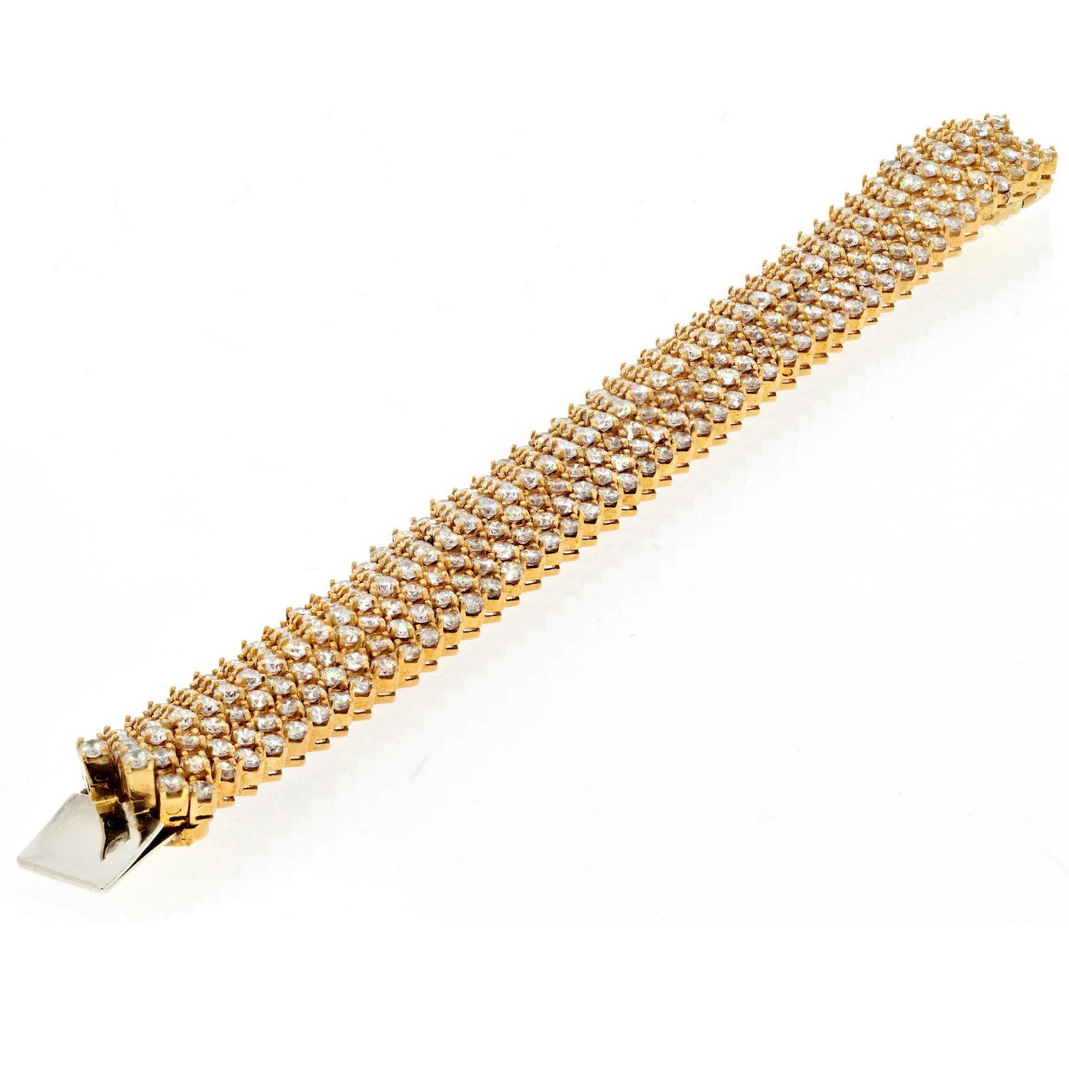 Das Armband aus 18 Karat Gelbgold mit Diamanten im 