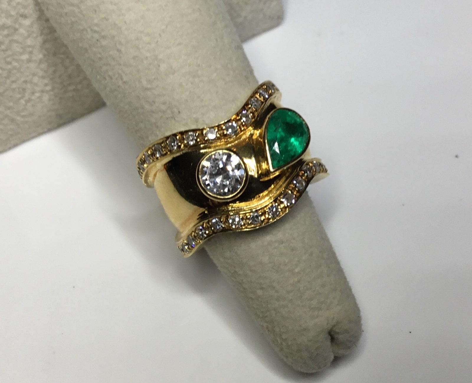 Modern Estate 18K Yellow Gold 2.15 CTW Colombian Emerald & Diamond Cocktail Ring 13 Gr.