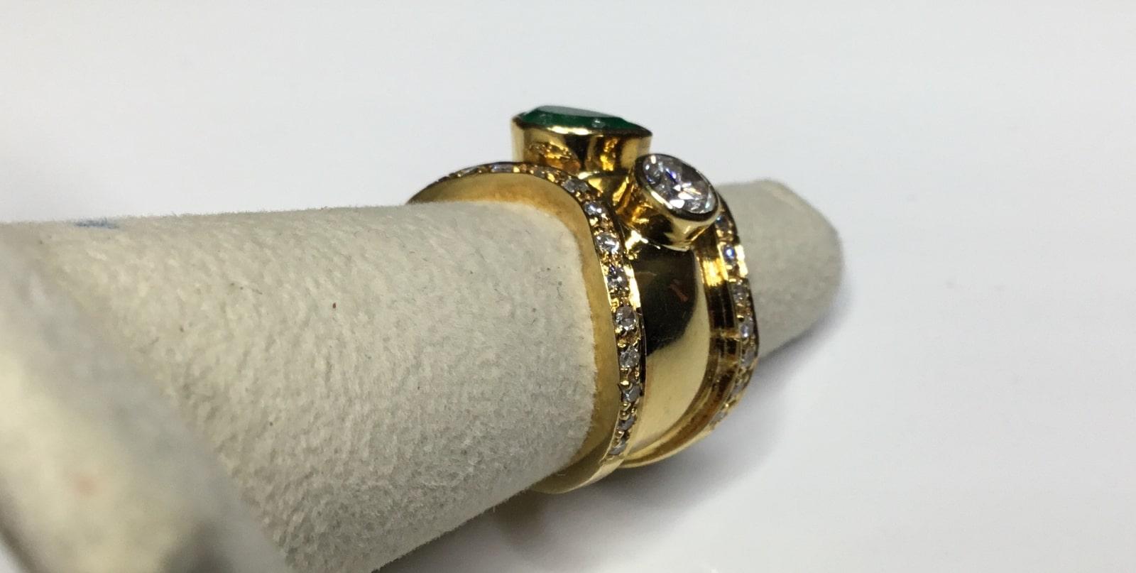 Pear Cut Estate 18K Yellow Gold 2.15 CTW Colombian Emerald & Diamond Cocktail Ring 13 Gr.