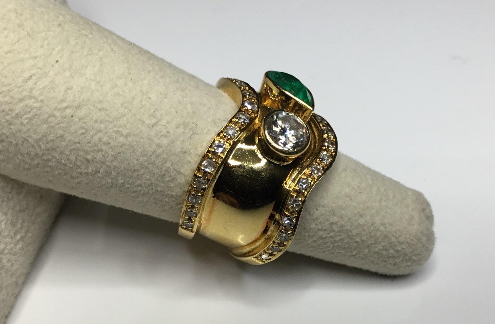 Estate 18K Yellow Gold 2.15 CTW Colombian Emerald & Diamond Cocktail Ring 13 Gr. In Good Condition In Houston, TX
