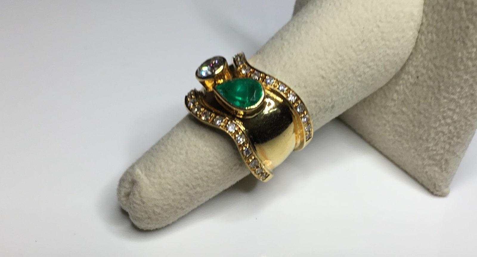 Women's Estate 18K Yellow Gold 2.15 CTW Colombian Emerald & Diamond Cocktail Ring 13 Gr.