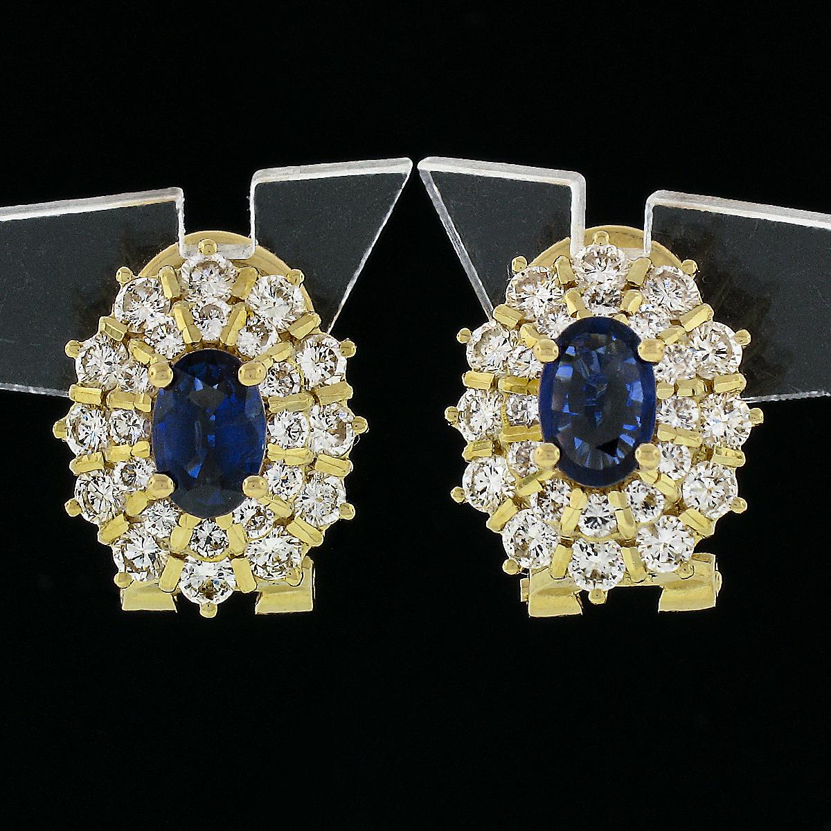 Dies ist ein absolut wunderschönes Paar Saphir und Diamant-Ohrringe, die sehr gut in massivem 18k Gelbgold gefertigt sind. Jeder Ohrring ist in der Mitte mit einem ovalen Saphir von sehr guter Qualität besetzt. Die Saphire haben ein Gesamtgewicht