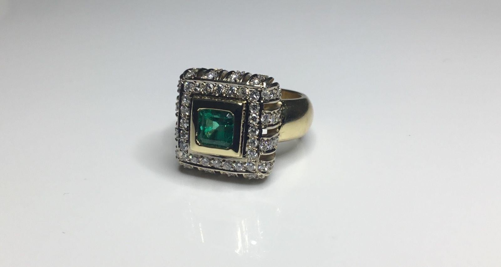 Modern Estate 18K Yellow Gold 3.00 CTW Colombian Emerald & Diamond Cocktail Ring 15 Gra For Sale
