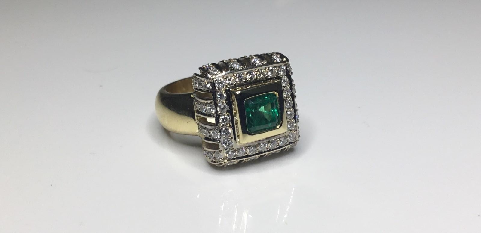 Estate 18K Yellow Gold 3.00 CTW Colombian Emerald & Diamond Cocktail Ring 15 Gra In Good Condition For Sale In Houston, TX
