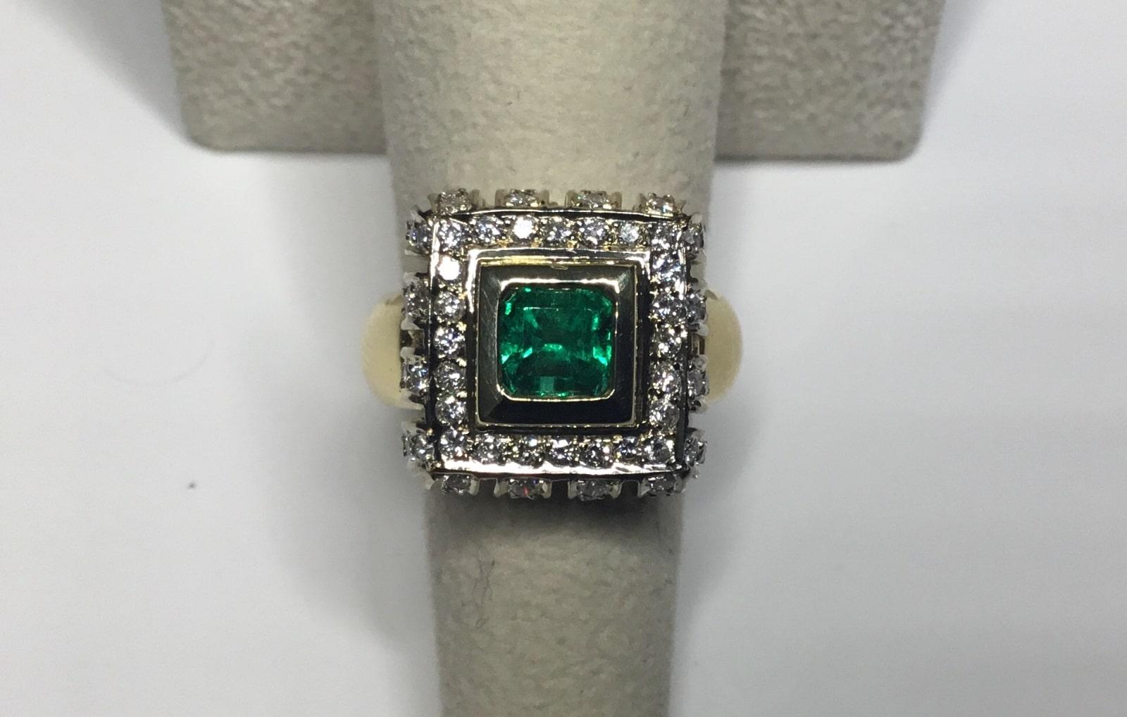Women's or Men's Estate 18K Yellow Gold 3.00 CTW Colombian Emerald & Diamond Cocktail Ring 15 Gra For Sale