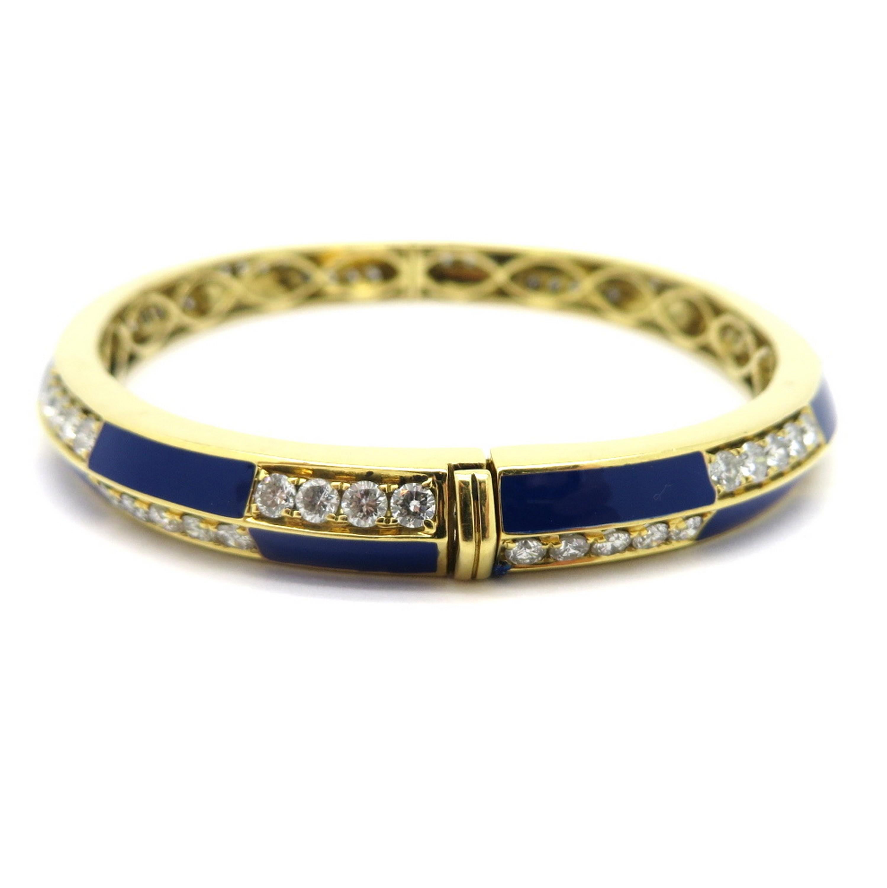 Round Cut Estate 18 Karat Yellow Gold 4.60 Carat Round Diamond Blue Enamel Bangle Bracelet For Sale