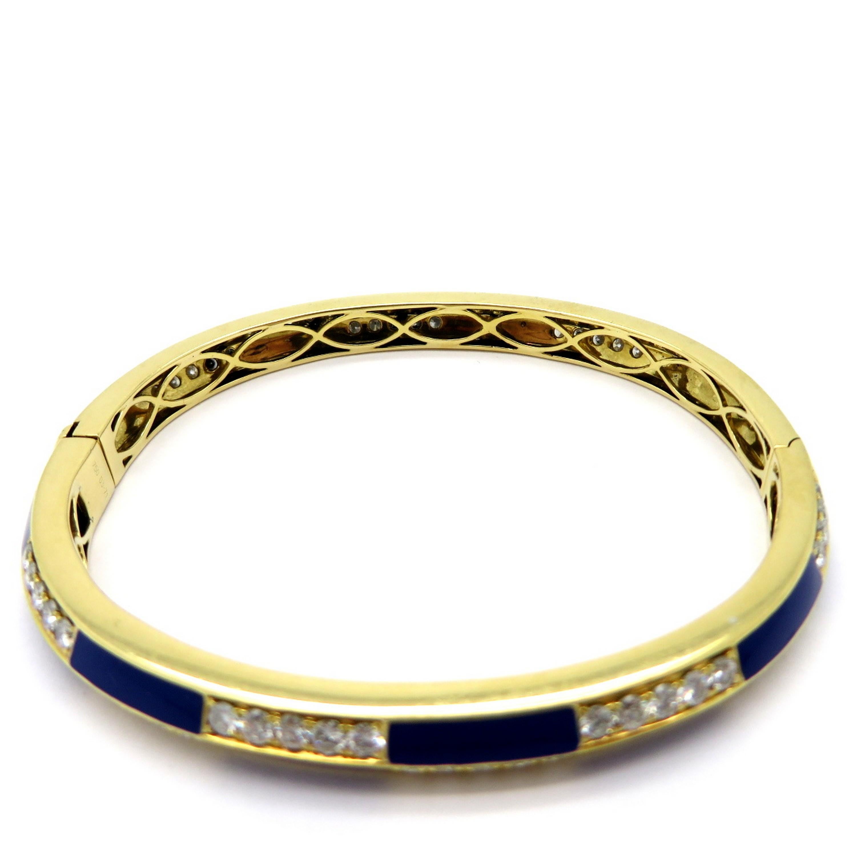 Nachlass 18 Karat Gelbgold 4,60 Karat runder Diamant blaue Emaille Armreif Armband im Zustand „Hervorragend“ im Angebot in Scottsdale, AZ