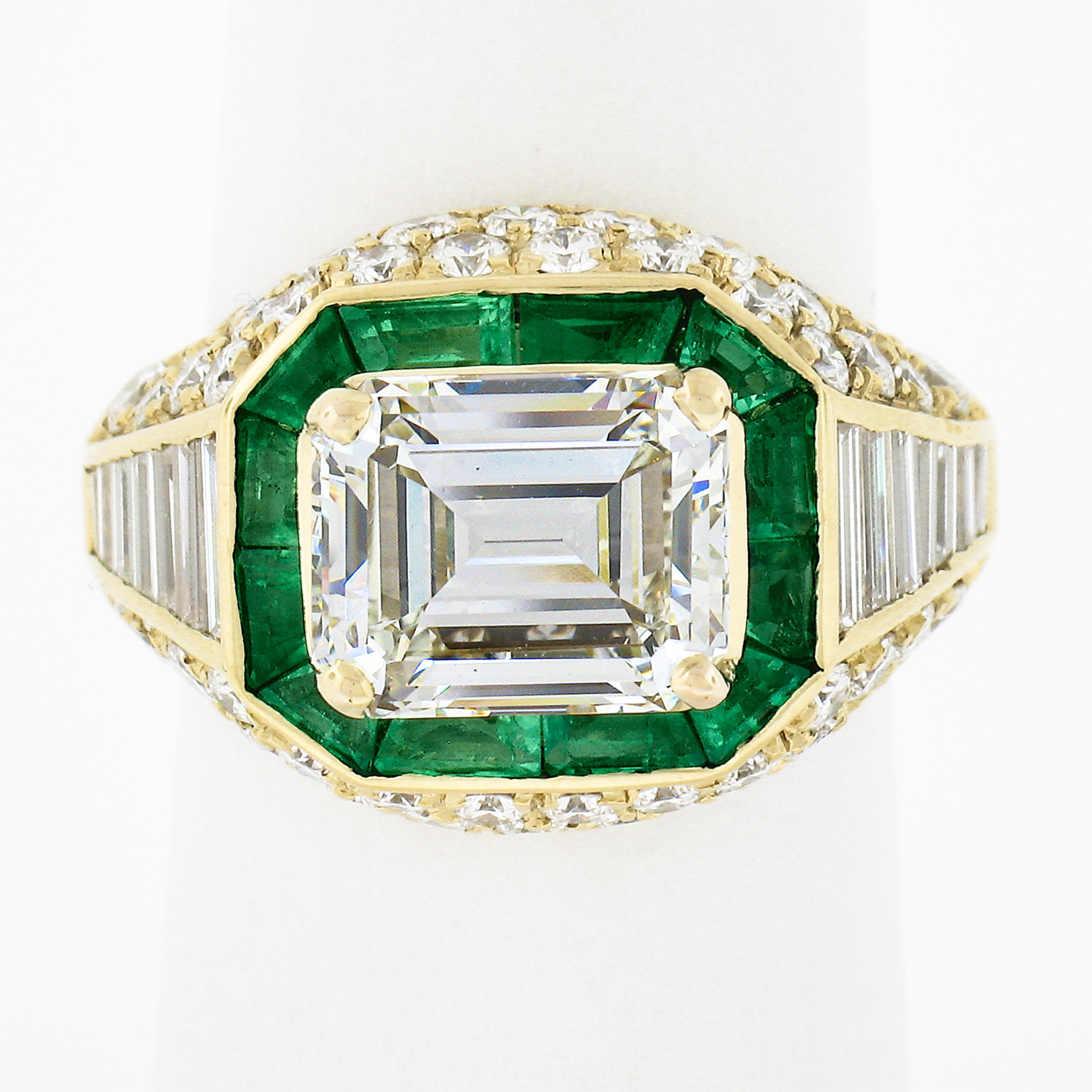 Cette magnifique bague de fiançailles en diamant de fantaisie est réalisée en or jaune 18 carats et comporte un grand diamant central de 3,03 carats certifié par le GIA. Il est absolument spectaculaire et présente une quantité magnifique d'éclat,