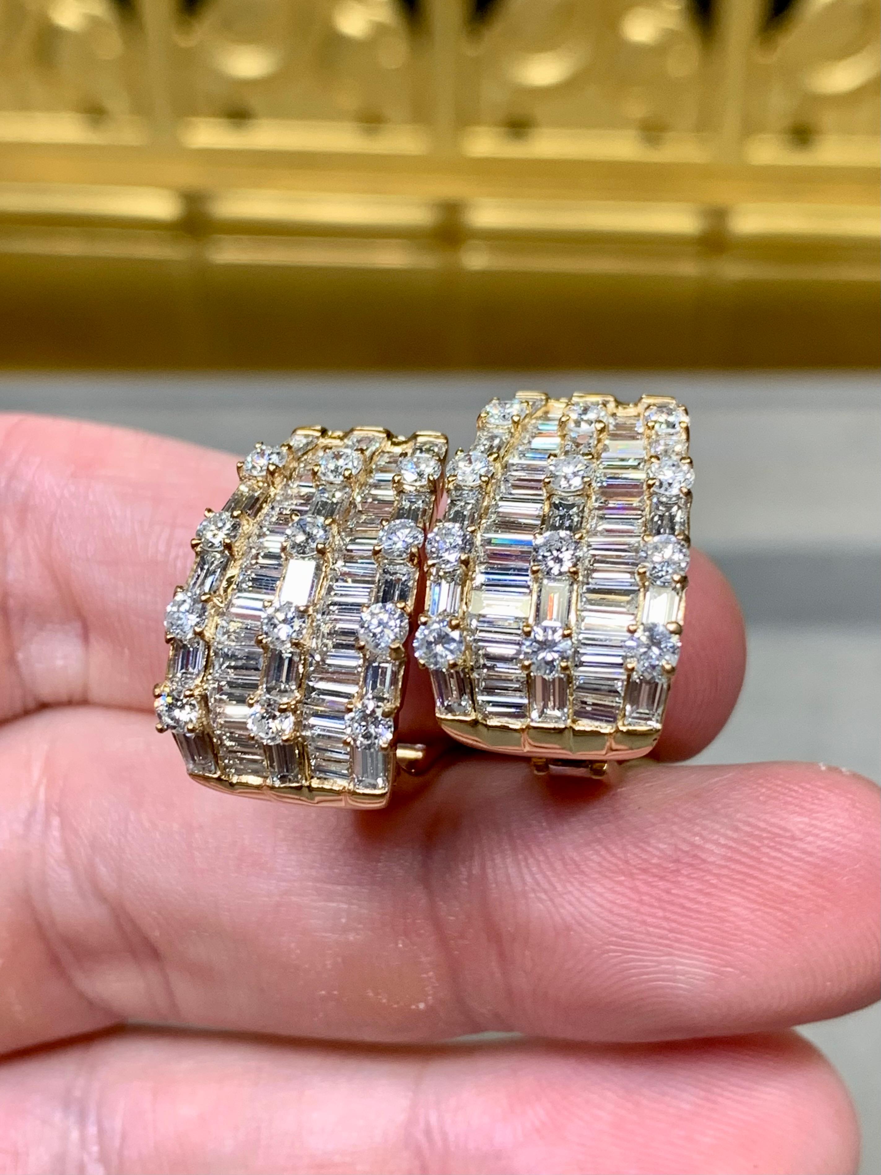 Orecchini con diamanti grandi e rotondi Baguette in oro giallo 18 carati 8,40ctw G Vs in vendita 4