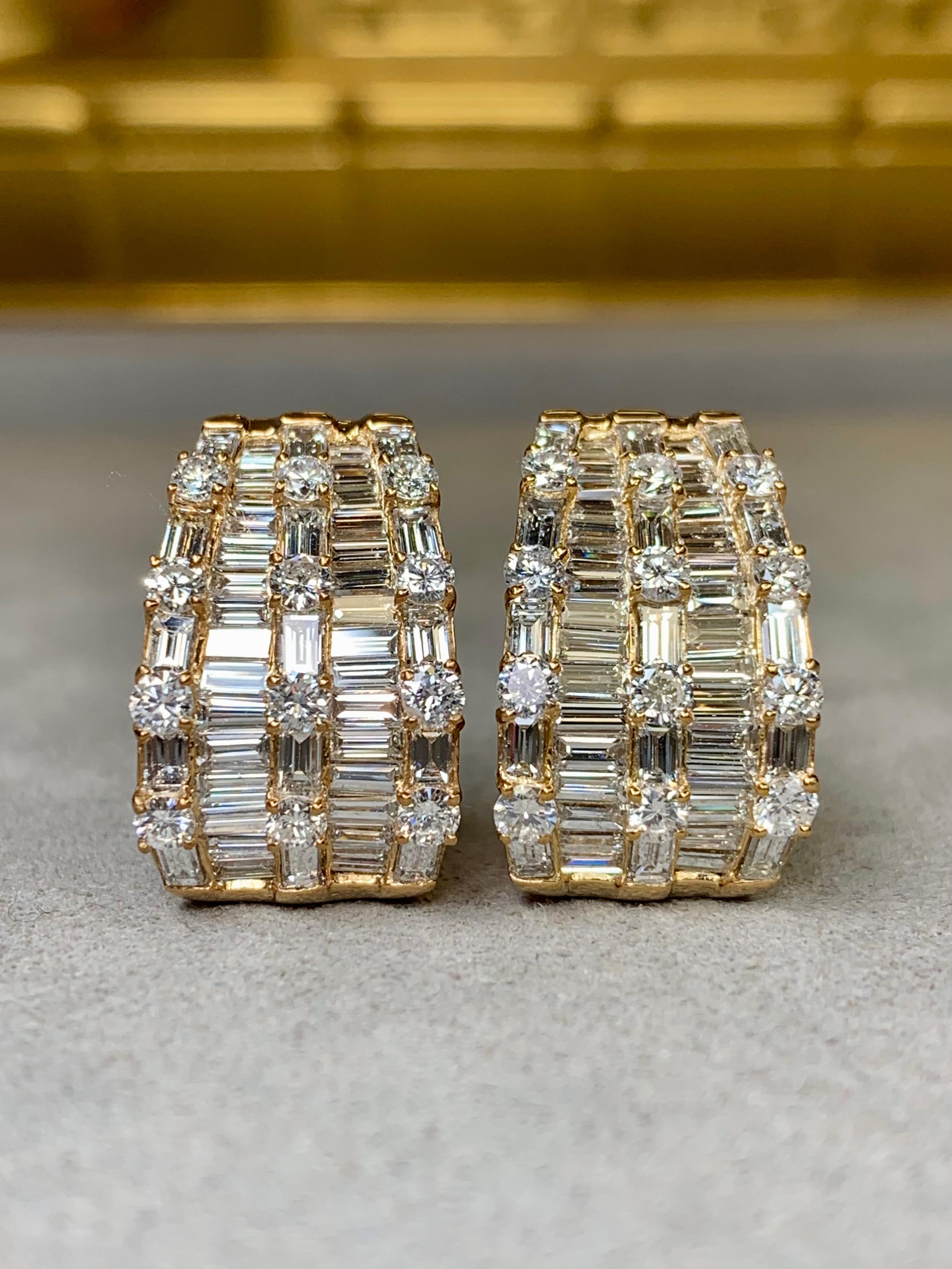 
Uno straordinario paio di orecchini con diamanti di proprietà realizzati in ricco oro giallo 18 carati, disegnati con una curvatura che incornicia elegantemente il viso offrendo presenza e raffinatezza. Ogni orecchino è incastonato con una miscela