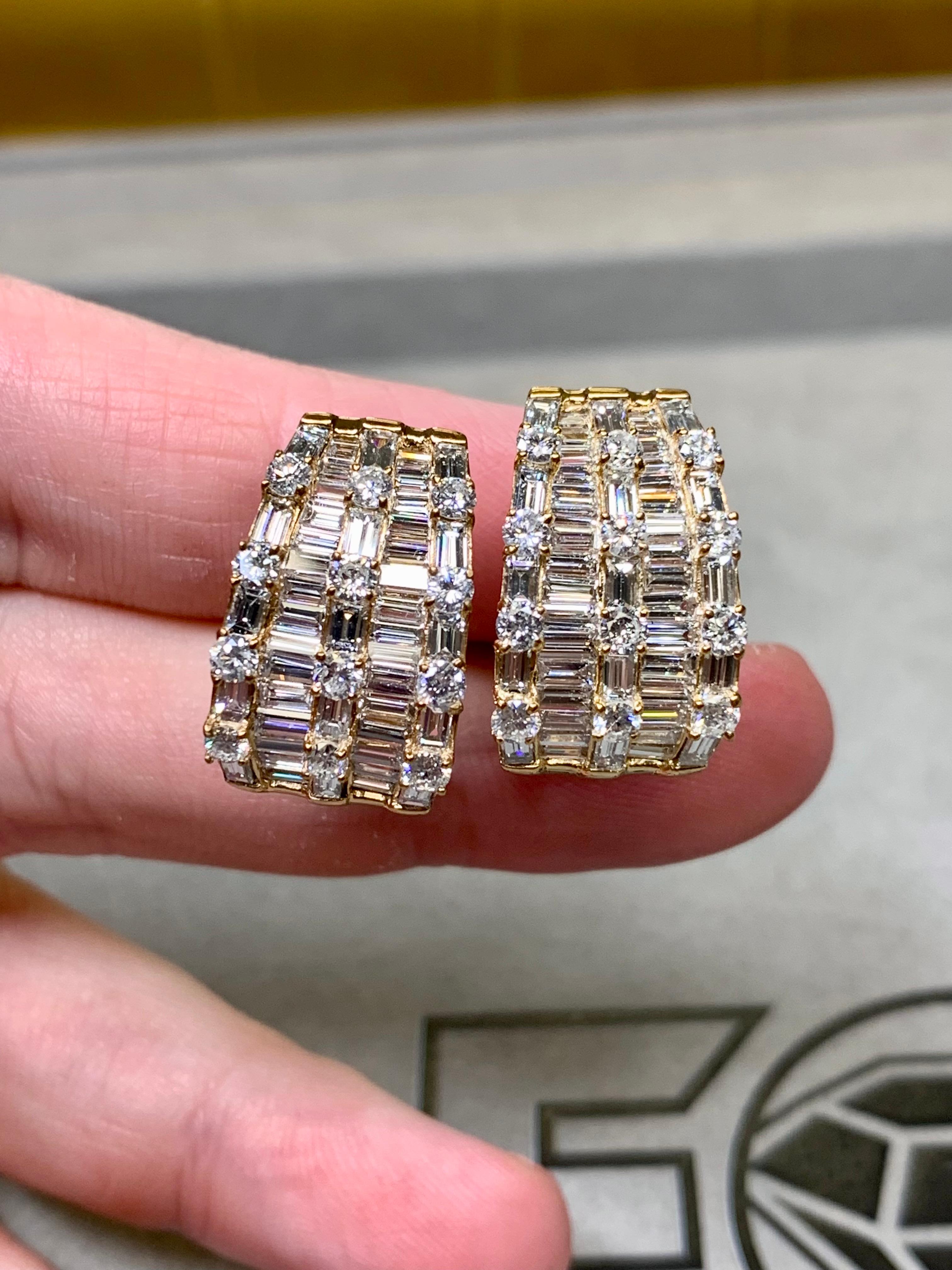 Orecchini con diamanti grandi e rotondi Baguette in oro giallo 18 carati 8,40ctw G Vs in vendita 1