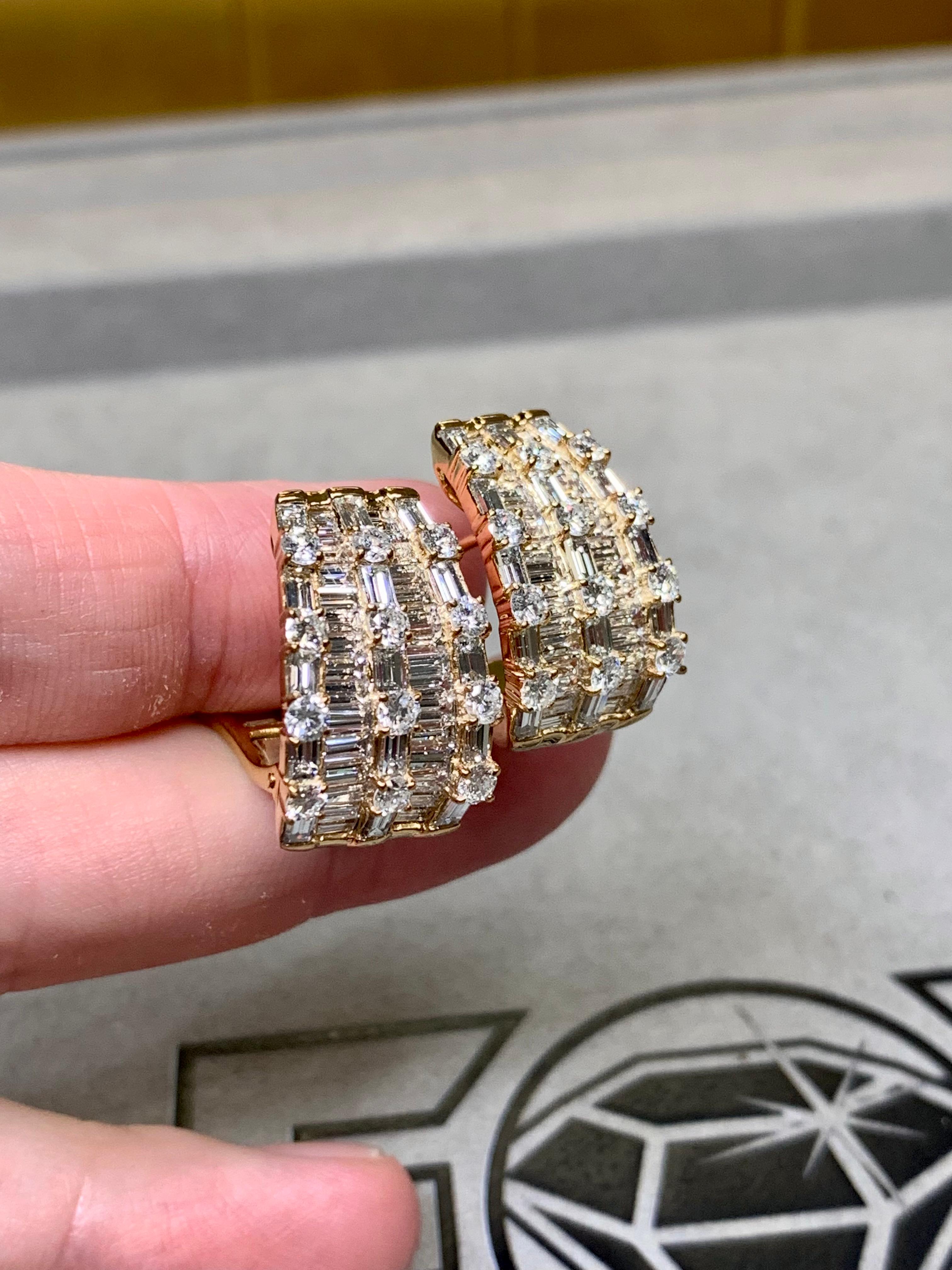 Orecchini con diamanti grandi e rotondi Baguette in oro giallo 18 carati 8,40ctw G Vs in vendita 3