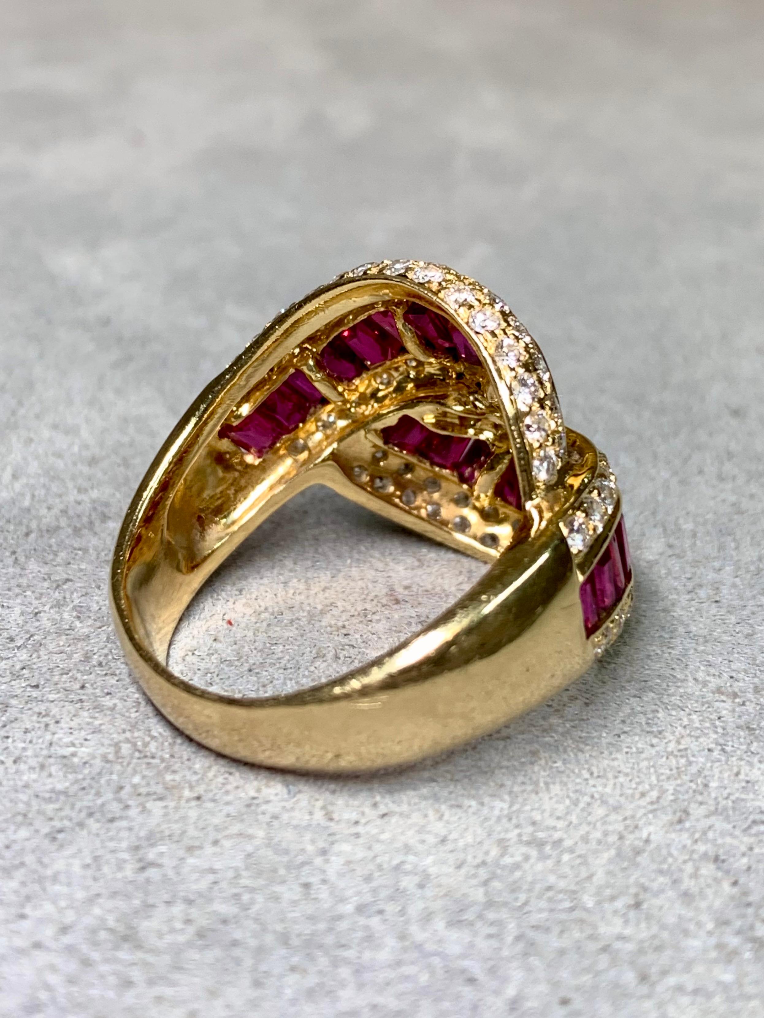 Un sofisticato anello bypass di proprietà, splendidamente realizzato in oro giallo 18 carati con un grazioso design a ventaglio. L'anello è incastonato con circa 5,00 carati di baguette di rubini naturali rosso vivo, la cui ricca tonalità prende