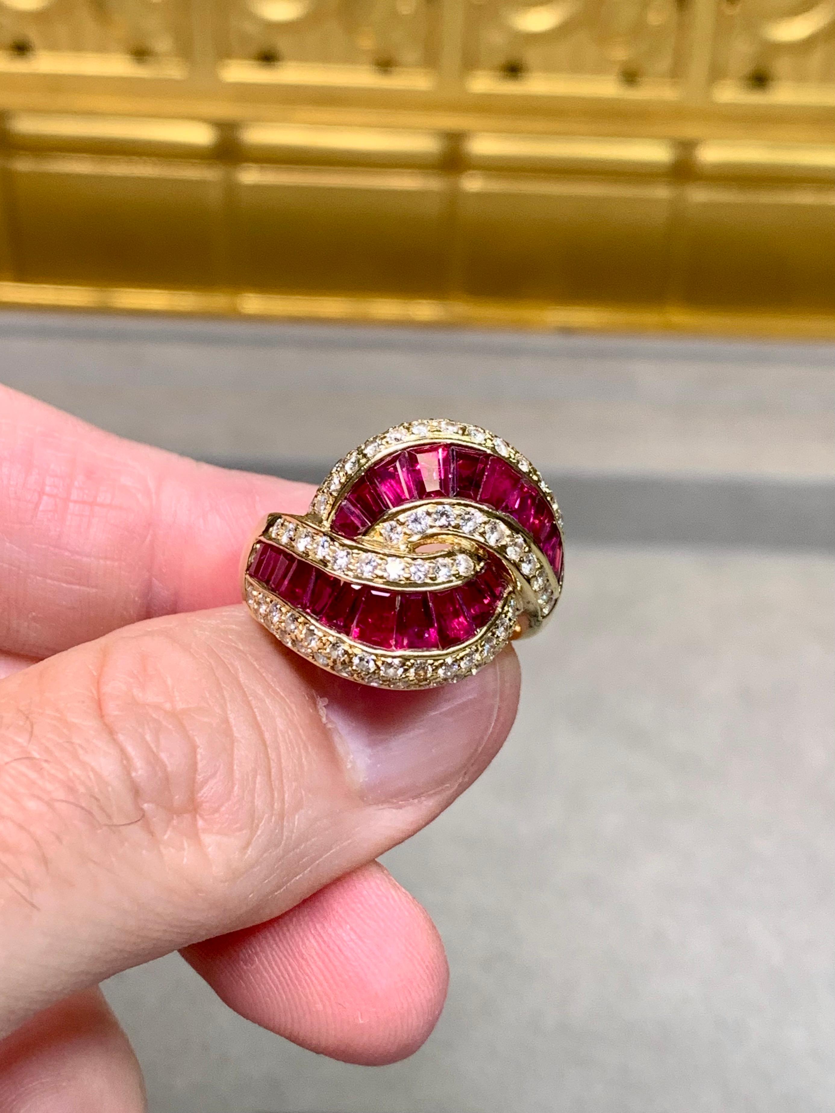 Anello Cocktail Estate in oro giallo 18 carati Baguette Rubino Diamante Bypass Largo 6,15ctw In condizioni buone in vendita a Winter Springs, FL