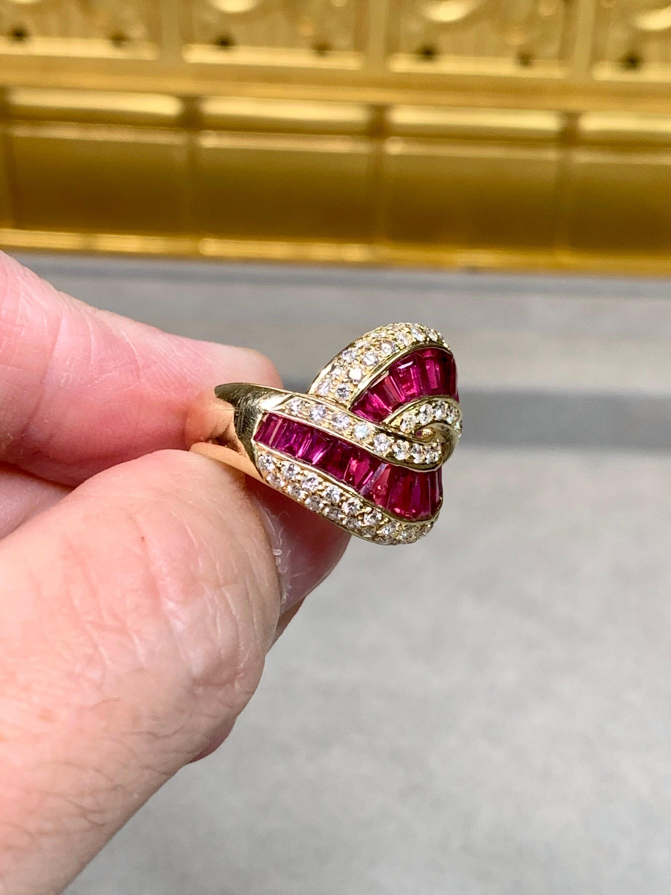 da uomo o donna Anello Cocktail Estate in oro giallo 18 carati Baguette Rubino Diamante Bypass Largo 6,15ctw in vendita