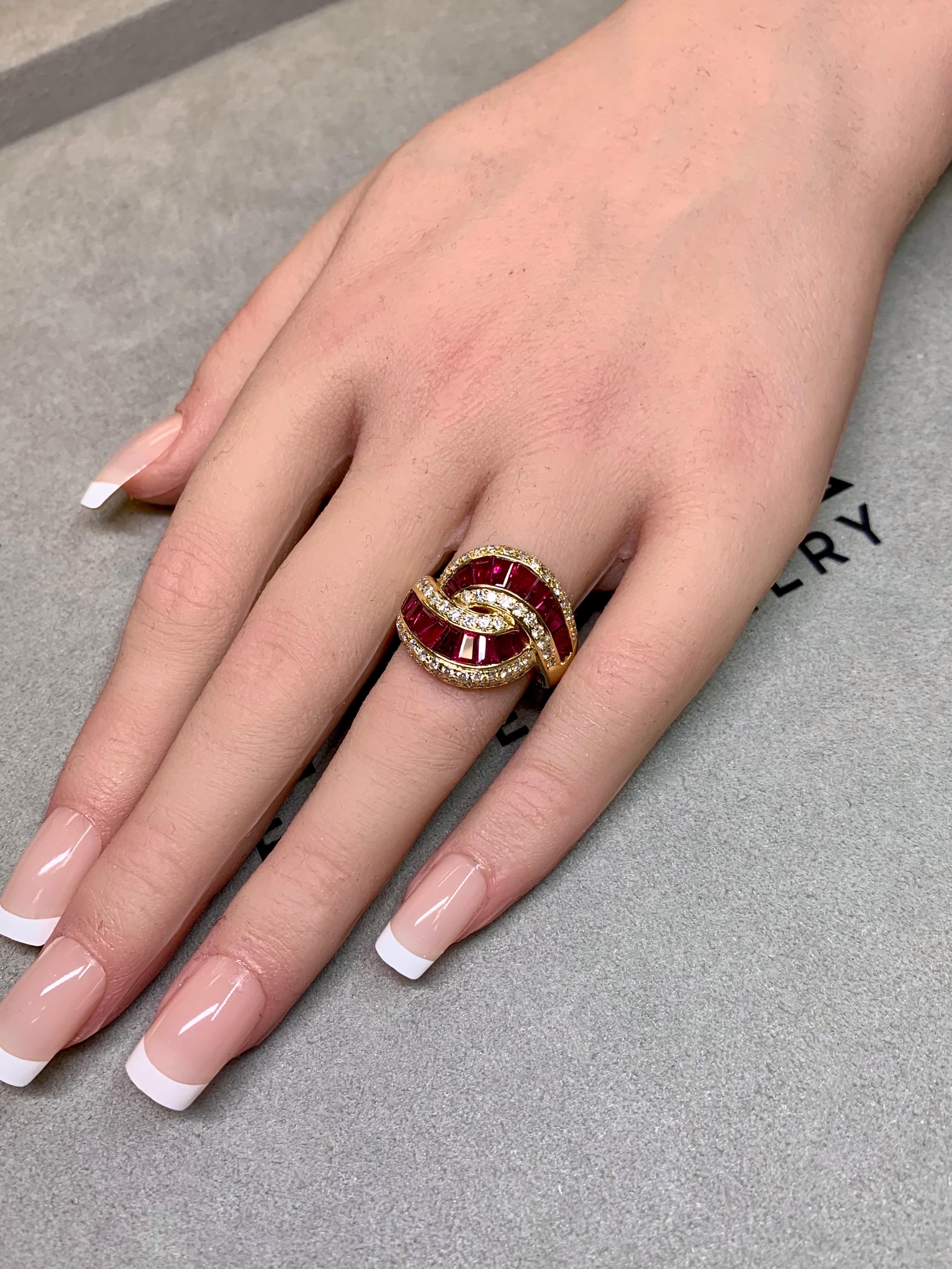 Anello Cocktail Estate in oro giallo 18 carati Baguette Rubino Diamante Bypass Largo 6,15ctw in vendita 1