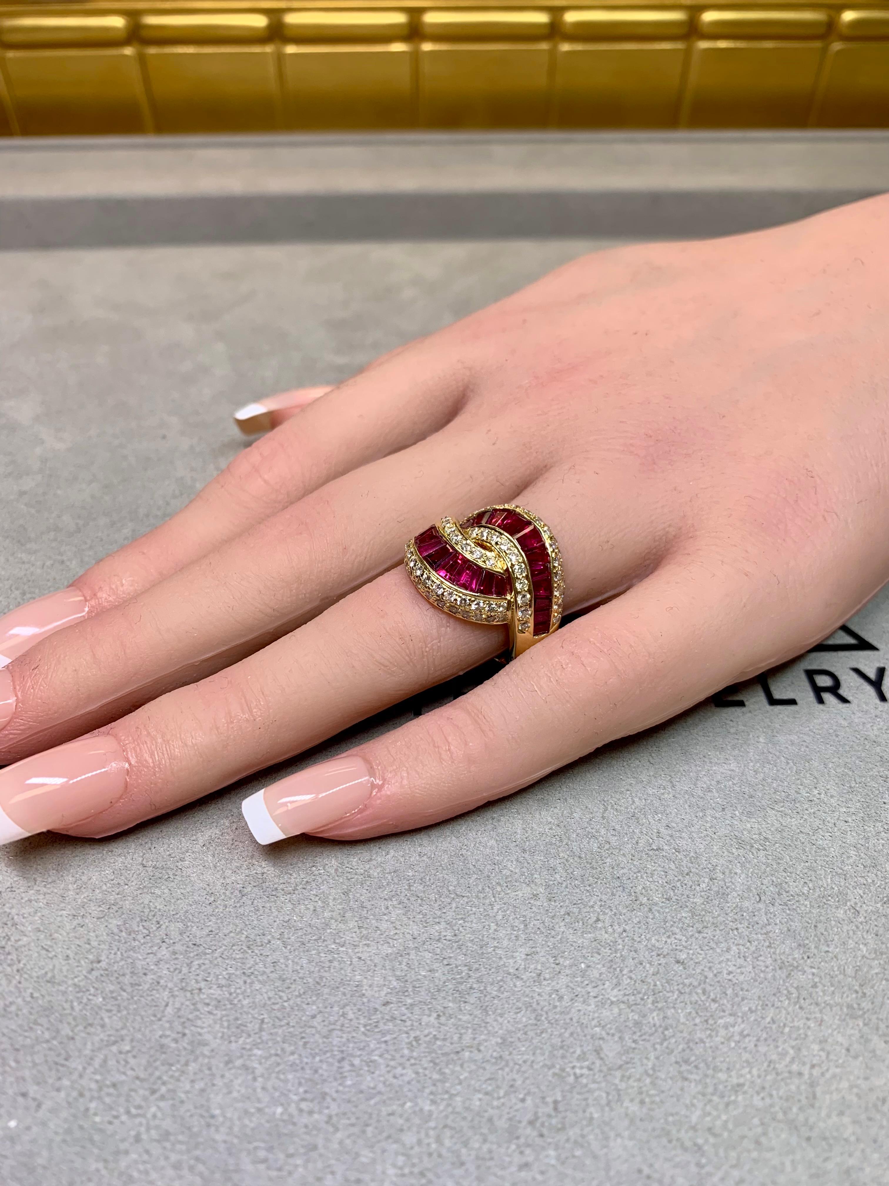 Anello Cocktail Estate in oro giallo 18 carati Baguette Rubino Diamante Bypass Largo 6,15ctw in vendita 2