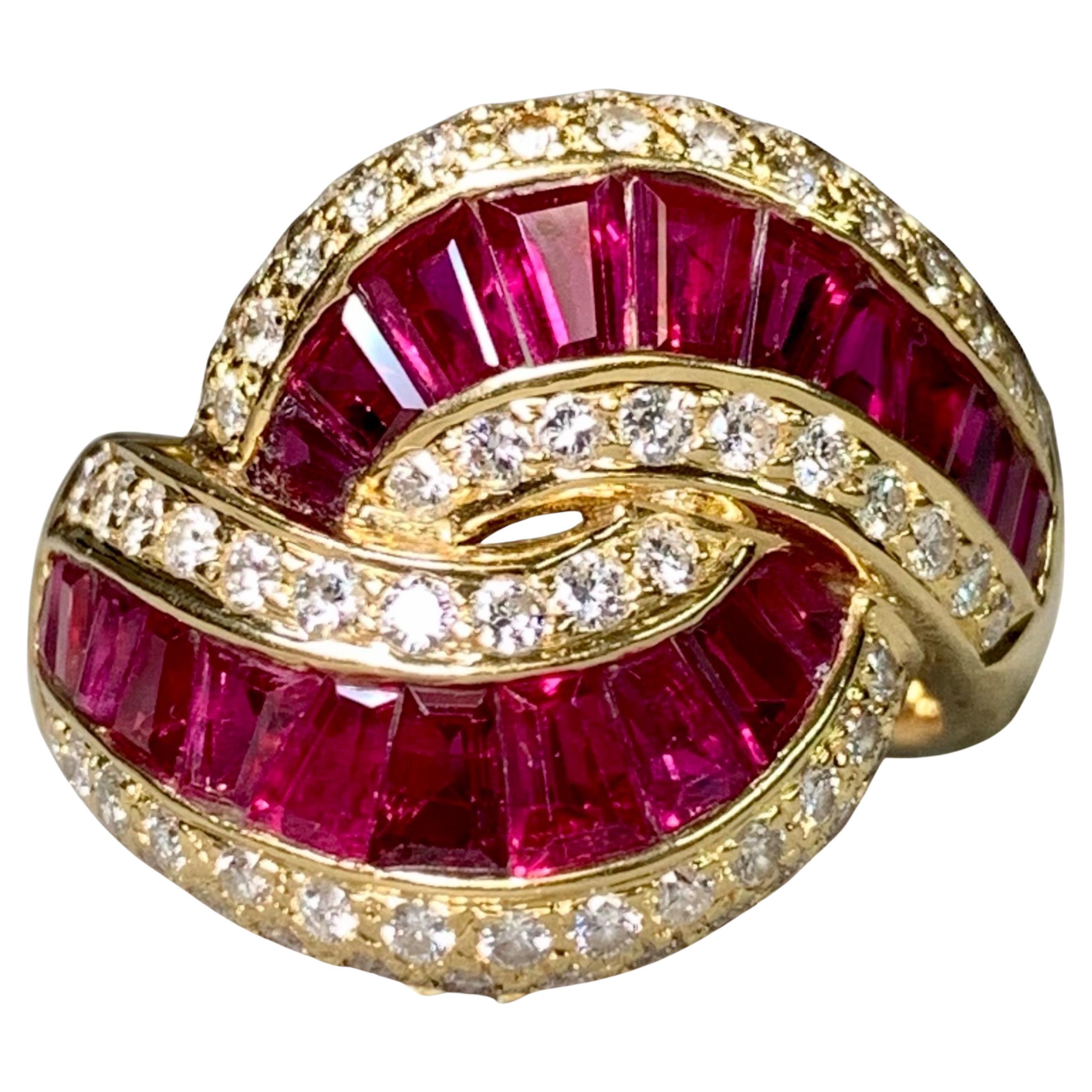 Anello Cocktail Estate in oro giallo 18 carati Baguette Rubino Diamante Bypass Largo 6,15ctw in vendita