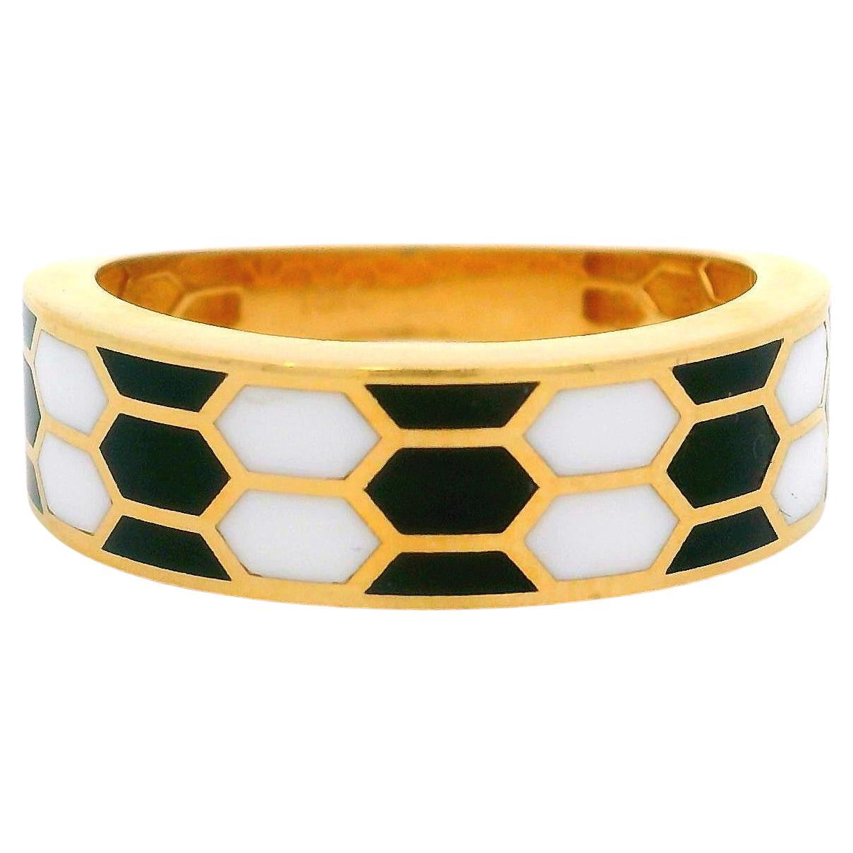 Anello Estate in oro giallo 18 carati con smalto bianco e nero e design a pettine di miele in vendita
