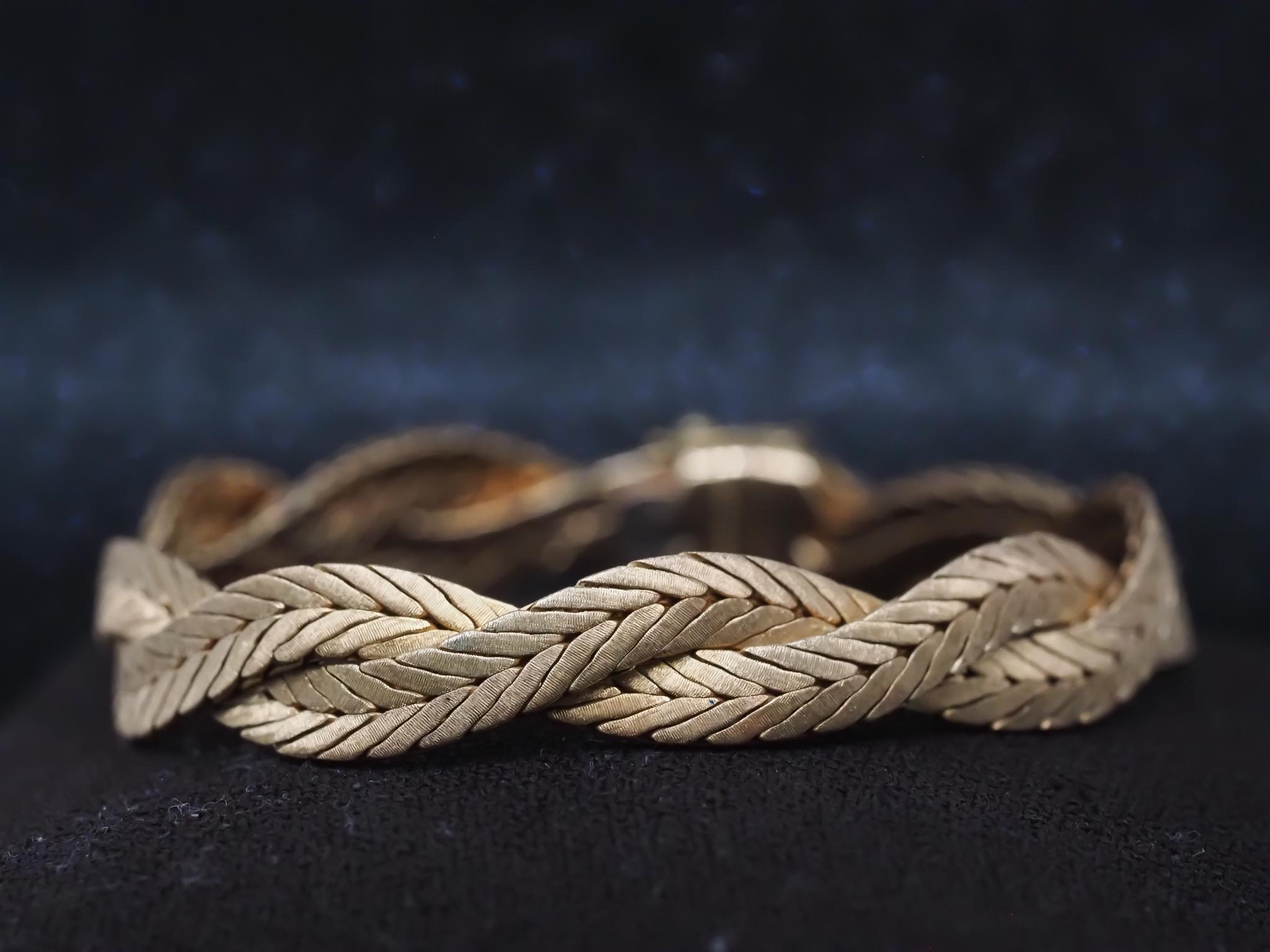 Bracelet BUCCELLATI en or jaune 18K - VHK#244b

Détails de l'article :
Année : 1950s
Type de métal : Or jaune 18K [poinçonné et testé].
Poids : 27,8 grammes (total des articles)

Créateur : M. BUCCELLATI

Mesure de la longueur du bracelet : 6.75