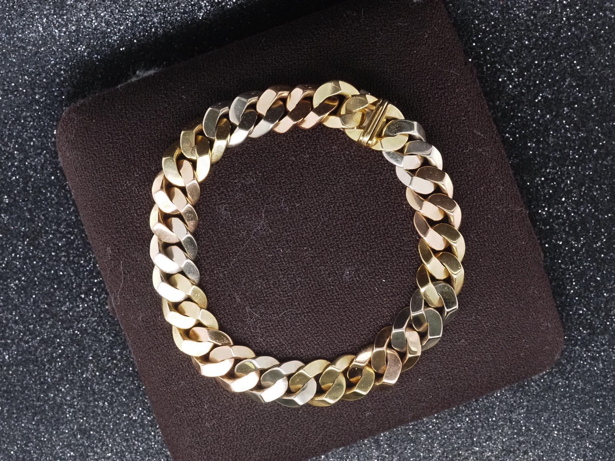 Estate 18K Gelbgold BVLGARI Tri Farbe Vintage Armband - VHK#36c

Jahr: 1980er Jahre

Artikel-Details:
Metall Typ: 18K Gelbgold [Punziert und geprüft]
Gewicht: 56,8 Gramm (alle Artikel zusammen)

Hersteller: Bulgari

Stein Details: Natürlich, Koralle