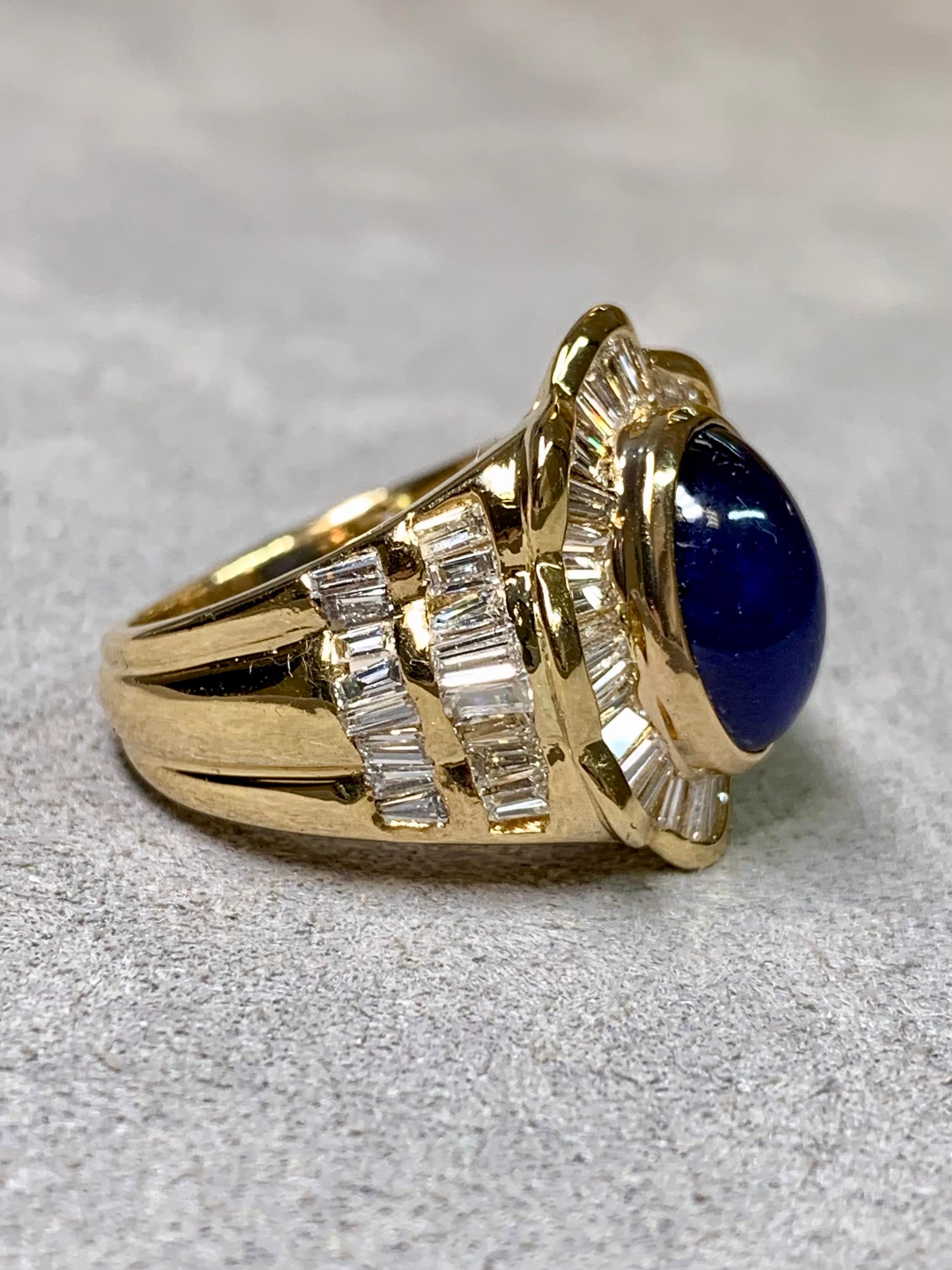 Contemporain Bague Cocktail en or jaune 18K Cabochon Saphir Baguette Diamant 7.90ctw en vente