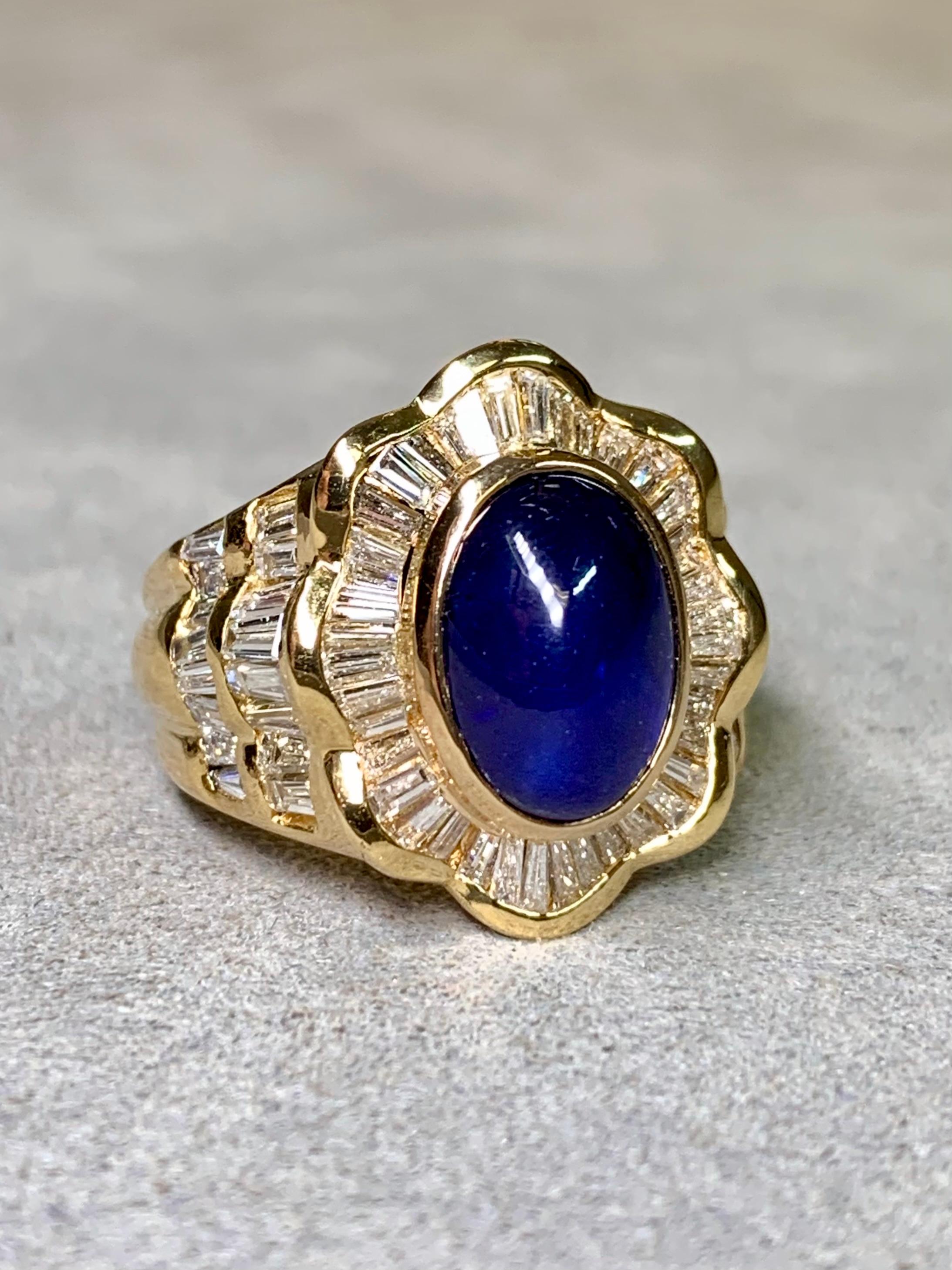 Taille baguette Bague Cocktail en or jaune 18K Cabochon Saphir Baguette Diamant 7.90ctw en vente