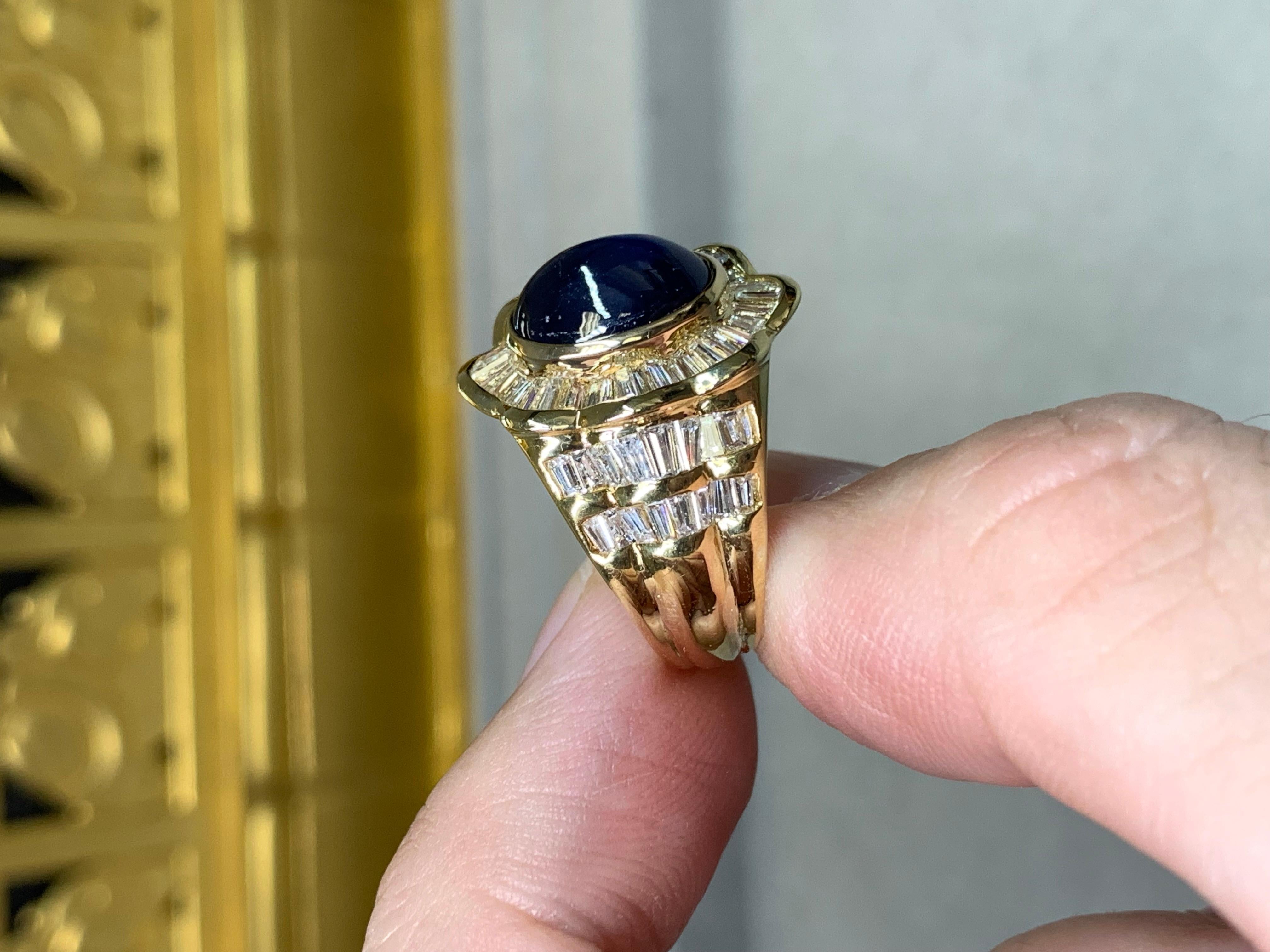 Bague Cocktail en or jaune 18K Cabochon Saphir Baguette Diamant 7.90ctw en vente 1