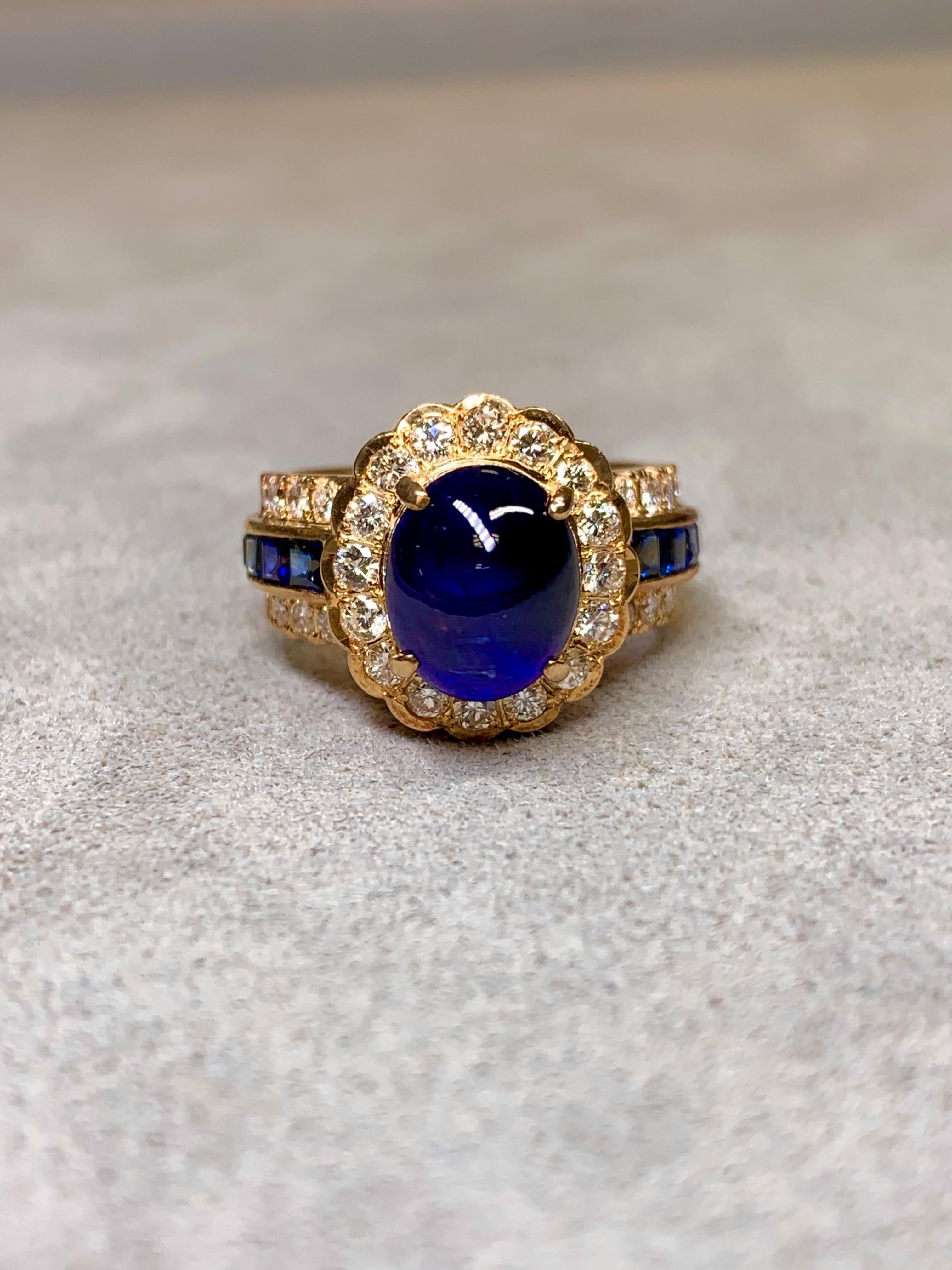 
Cette bague de cocktail en or jaune 18 carats est superbement travaillée. Elle est ornée d'un saphir cabochon naturel de 5,02 carats, d'une profondeur saisissante et d'une saturation bleu roi. Le poli lisse et l'éclat interne de la gemme évoquent