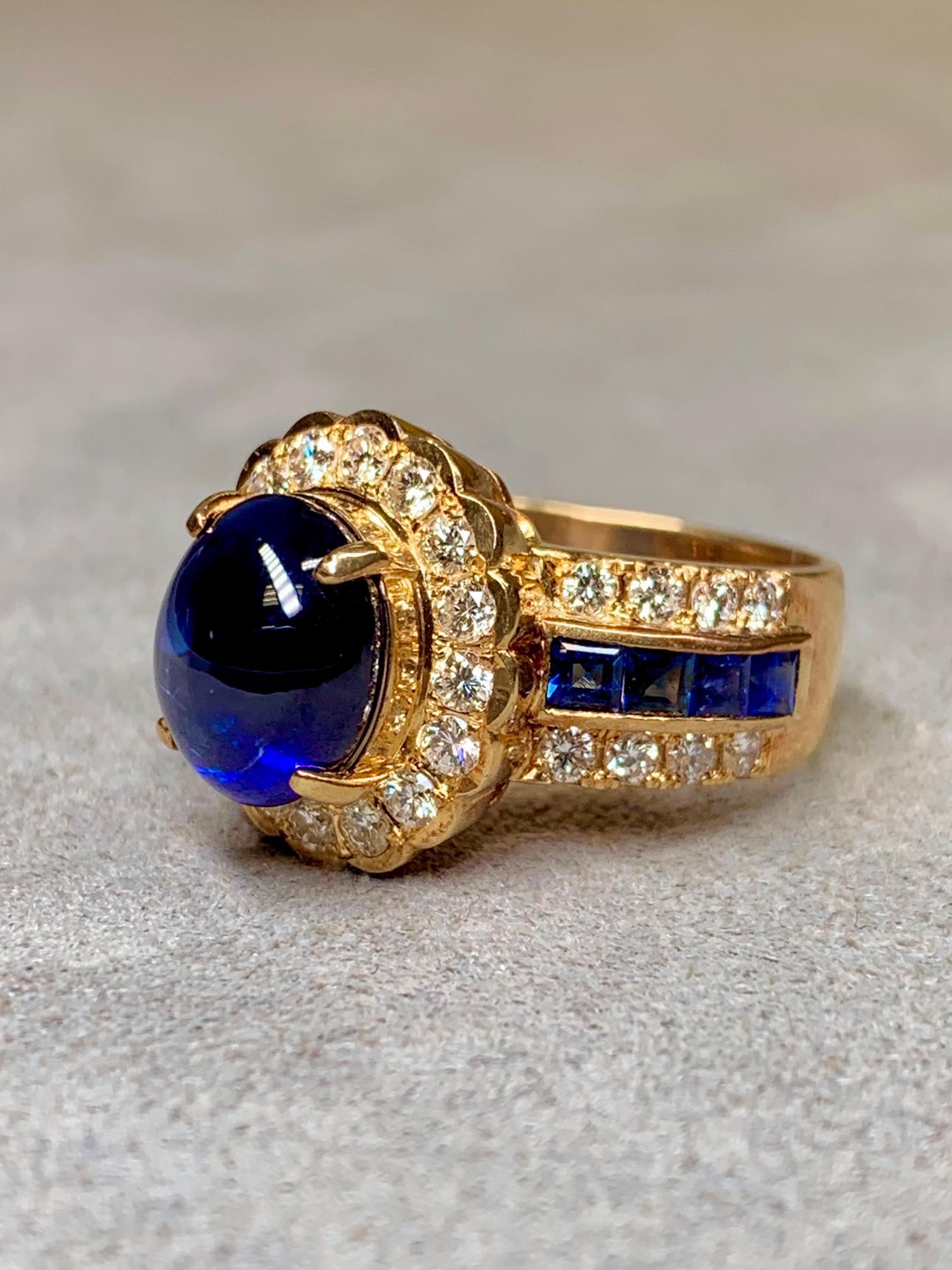 Taille cabochon Bague cocktail en or jaune 18K saphir cabochon diamant Rosetta 6.57ctw en vente