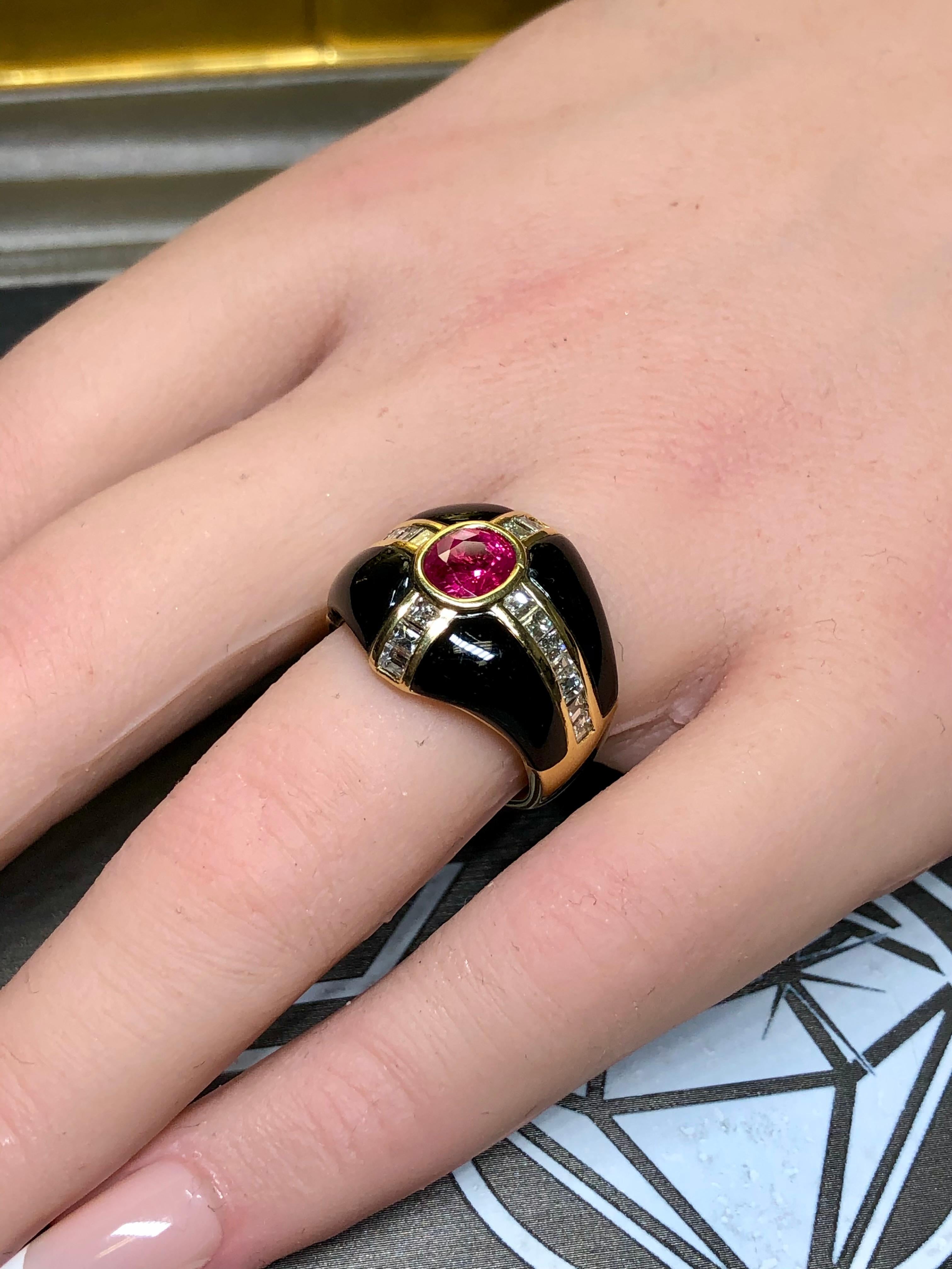 Anillo de cóctel de oro amarillo de 18 quilates con diamante baguette cuadrado Carre de rubí y ónice GIA en venta 4